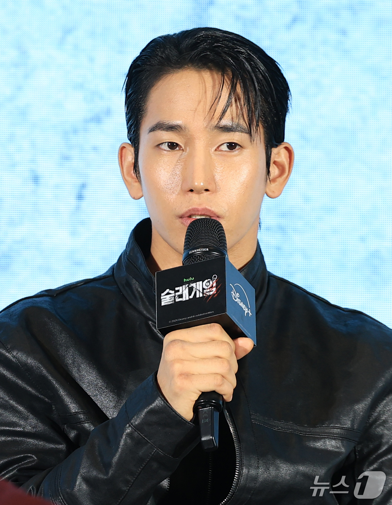 (서울=뉴스1) 권현진 기자 = 미술작가 육준서가 28일 서울 구로구 더세인트에서 열린 디즈니+ 오리지널 예능 '술래게임' 제작발표회에서 인사말을 하고 있다.‘술래게임’은 추격전과 …