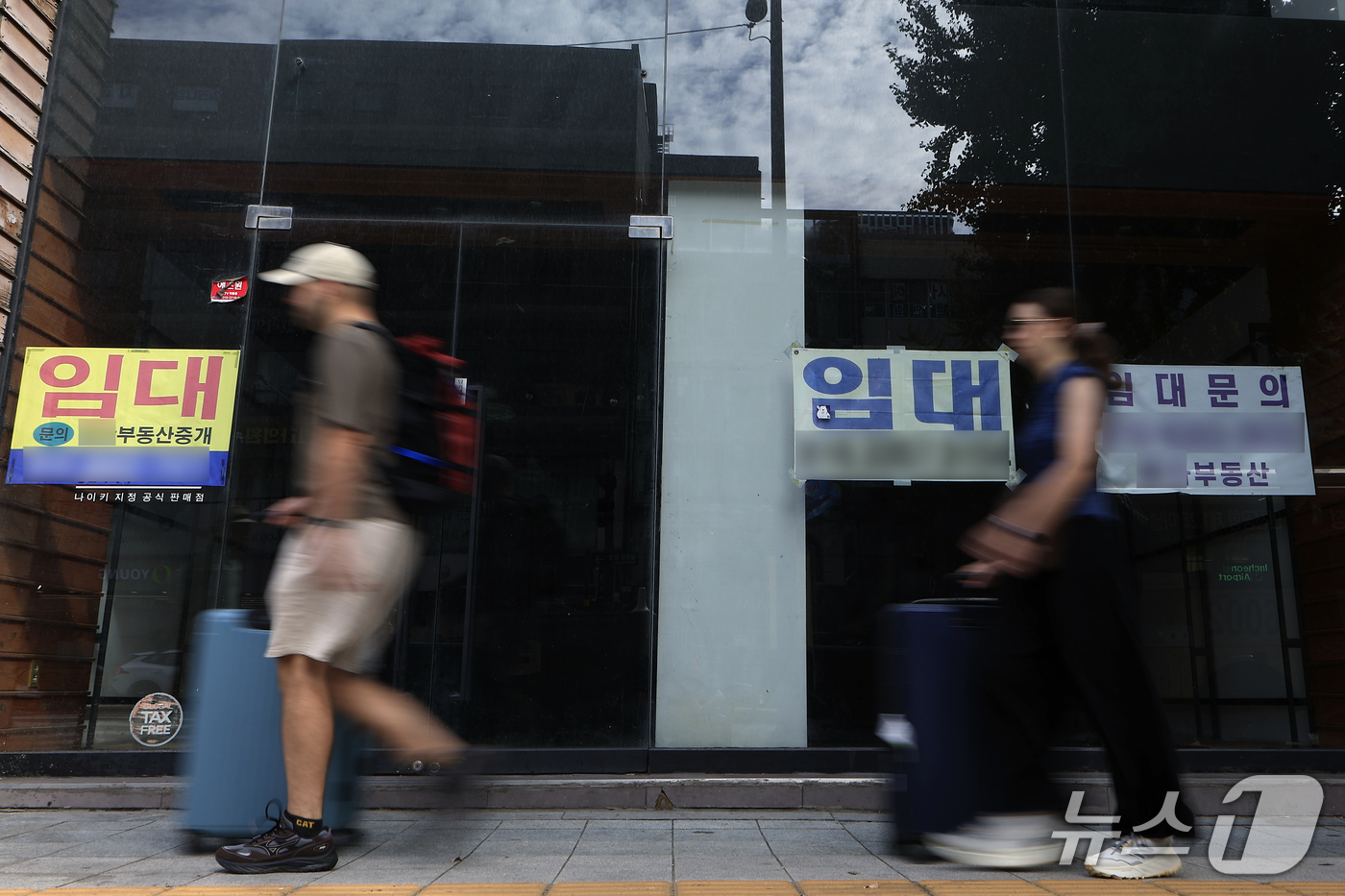 (서울=뉴스1) 박정호 기자 = 28일 서울시 종로구의 한 일반상가 앞에 임대 안내문이 붙어 있다.국회 국토교통위원회 소속 황희 더불어민주당 의원(서울 양천갑)이 한국부동산원에서 …
