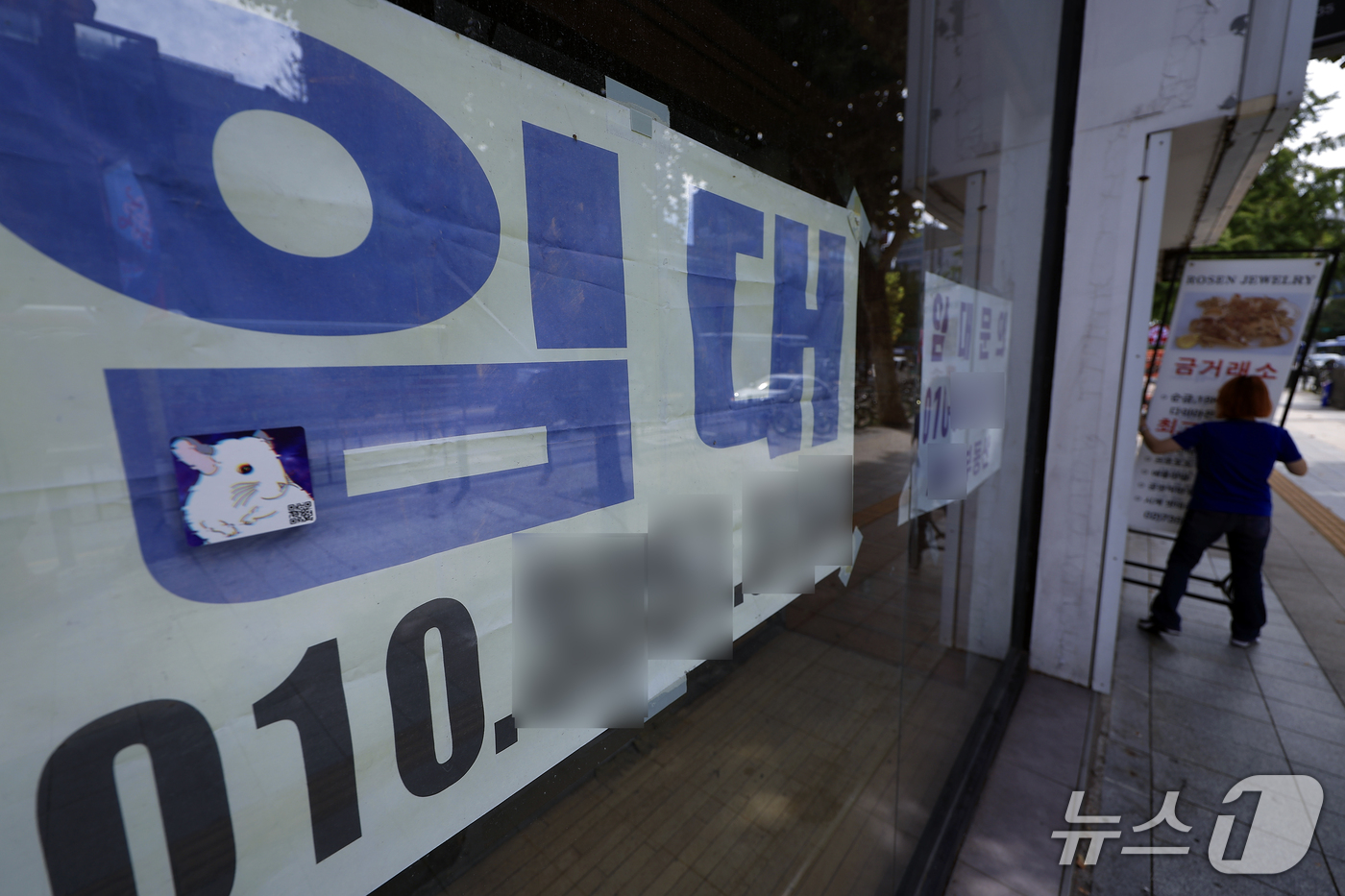 (서울=뉴스1) 박정호 기자 = 28일 서울시 종로구의 한 일반상가 앞에 임대 안내문이 붙어 있다.국회 국토교통위원회 소속 황희 더불어민주당 의원(서울 양천갑)이 한국부동산원에서 …