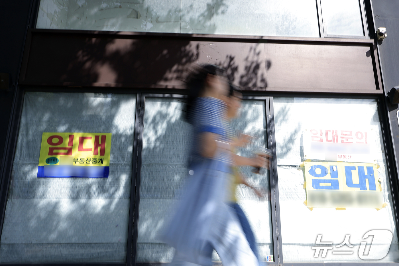 (서울=뉴스1) 박정호 기자 = 28일 서울시 종로구의 한 일반상가 앞에 임대 안내문이 붙어 있다.국회 국토교통위원회 소속 황희 더불어민주당 의원(서울 양천갑)이 한국부동산원에서 …