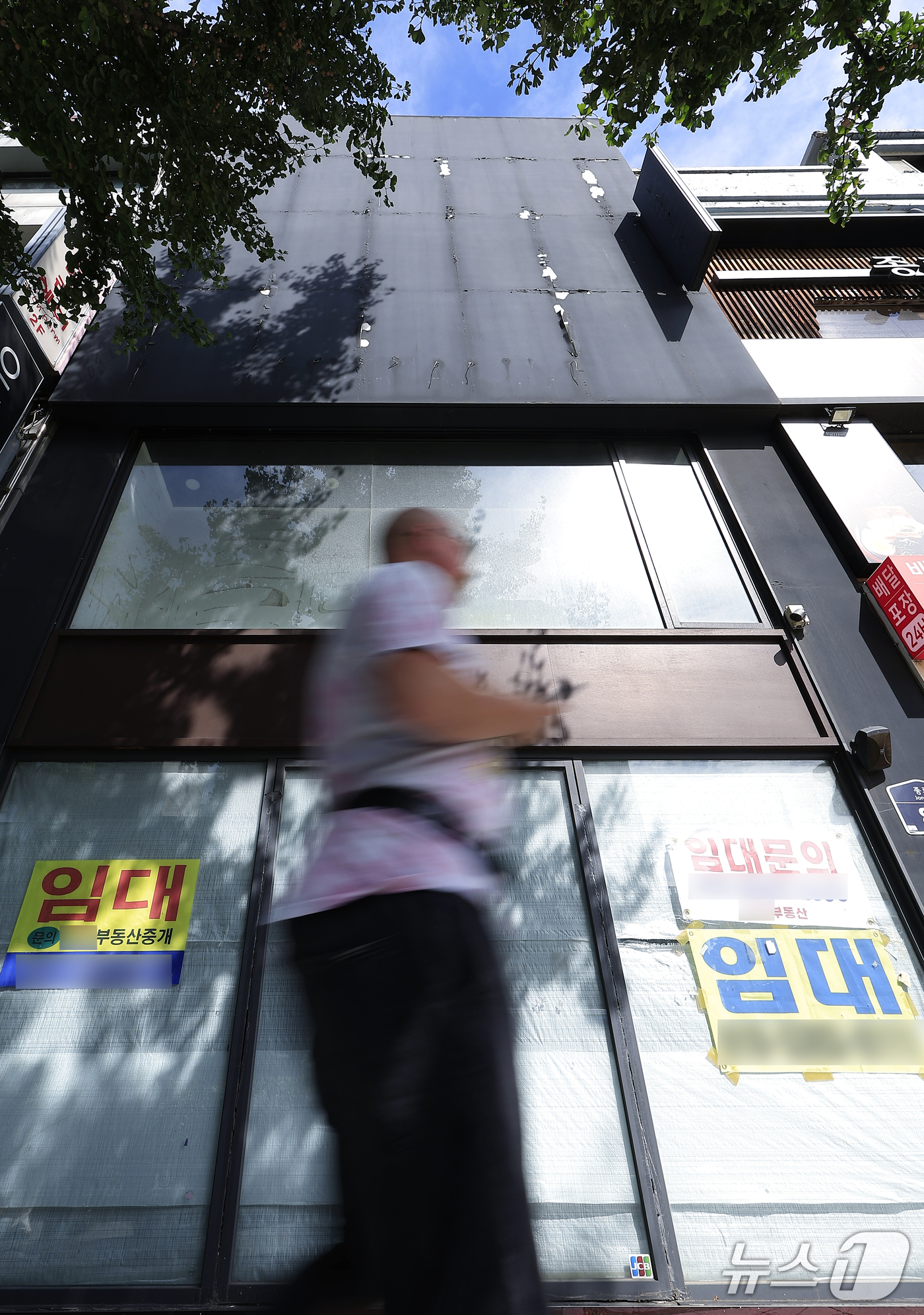 (서울=뉴스1) 박정호 기자 = 28일 서울시 종로구의 한 일반상가 앞에 임대 안내문이 붙어 있다.국회 국토교통위원회 소속 황희 더불어민주당 의원(서울 양천갑)이 한국부동산원에서 …