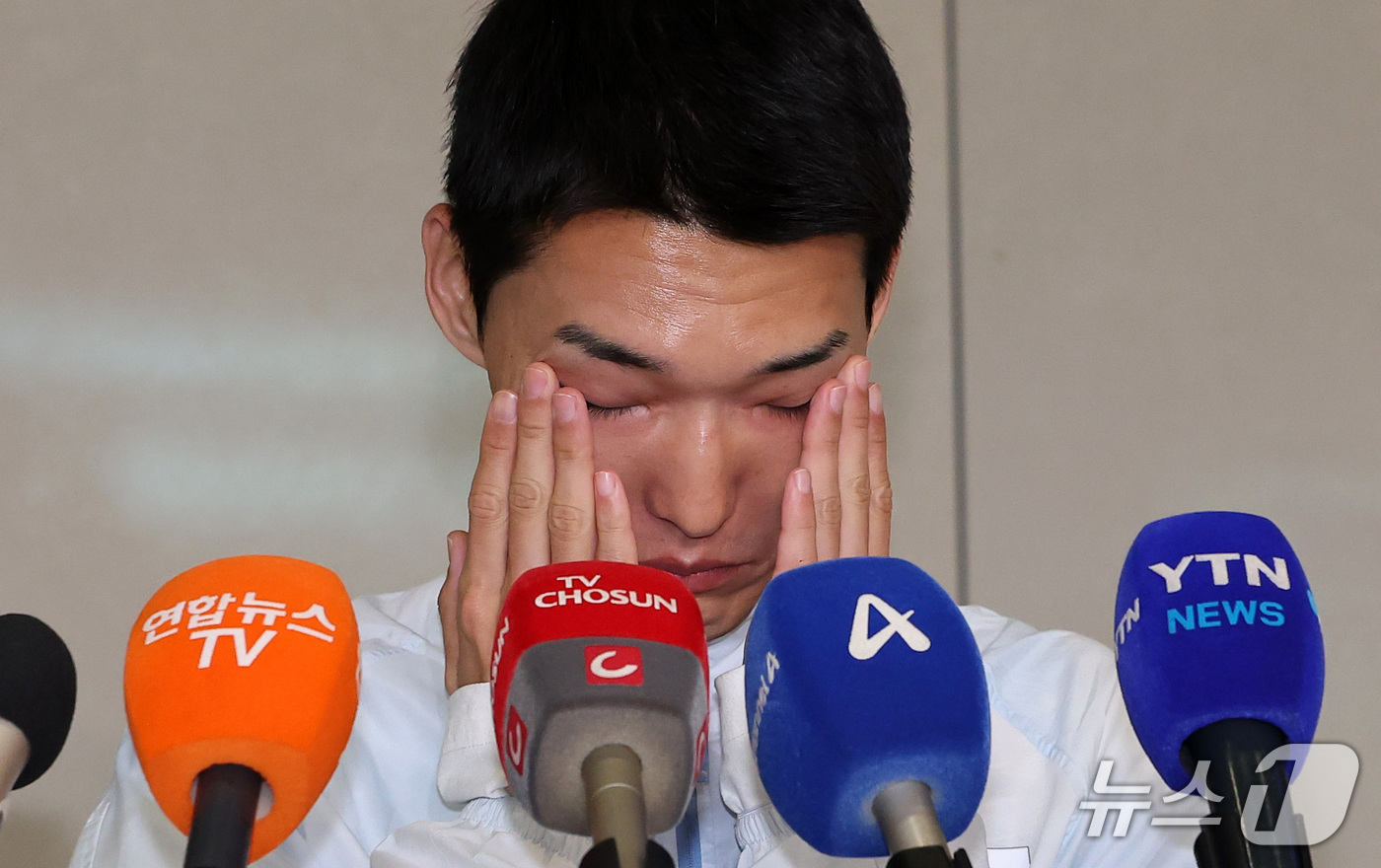 (인천공항=뉴스1) 김성진 기자 = 2026 아이치·나고야 아시안게임 육상 남자 높이뛰기에서 동메달을 획득한 우상혁이 28일 인천국제공항 제2여객터미널을 통해 귀국한 후 눈을 만지 …