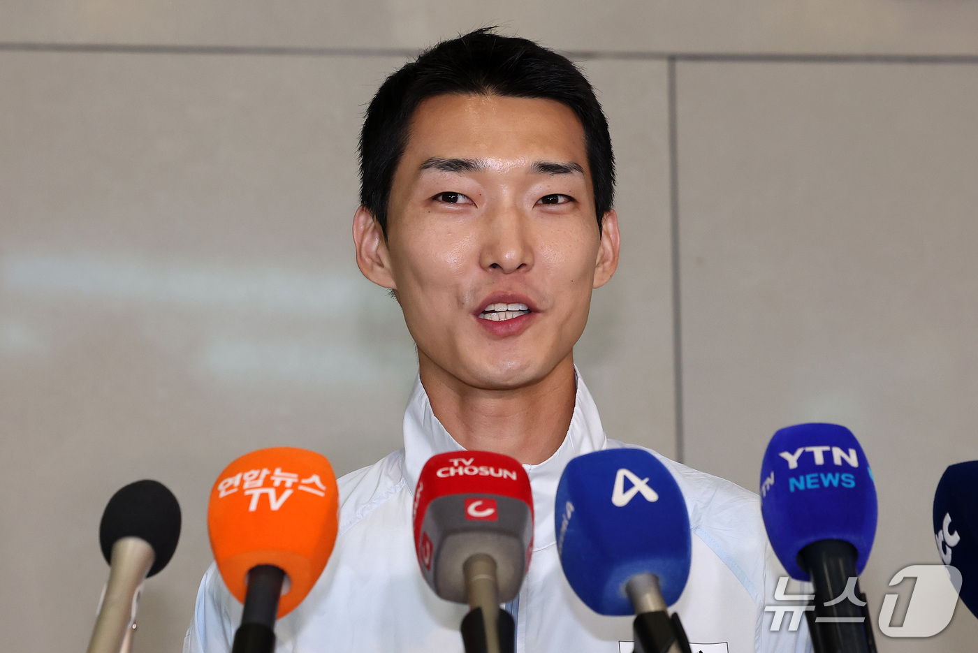 (인천공항=뉴스1) 김성진 기자 = 2026 아이치·나고야 아시안게임 육상 남자 높이뛰기에서 동메달을 획득한 우상혁이 28일 인천국제공항 제2여객터미널을 통해 귀국한 후 취재진의 …
