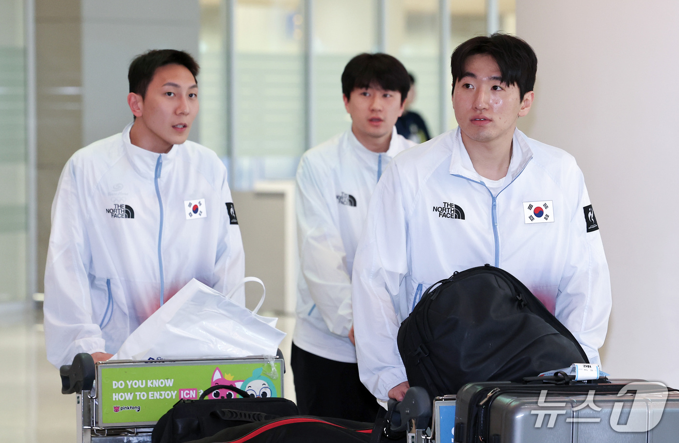 (인천공항=뉴스1) 김성진 기자 = 2026 아이치·나고야 아시안게임 펜싱 남자 에페에서 은메달을 획득한 박상영(오른쪽부터), 남연호, 권오민이 28일 인천국제공항 제2여객터미널을 …