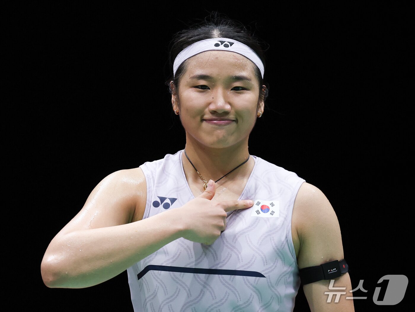 본문 이미지 - 대한민국 안세영이 28일 일본 이치노미야 시립체육관에서 열린 2026 아이치·나고야 아시안게임 배드민턴 여자 단식 준결승전에서 중국의 천위페이를 꺾고 결승에 진출, 태극기를 가리키고 있다. 2026.9.28 ⓒ 뉴스1 안은나 기자