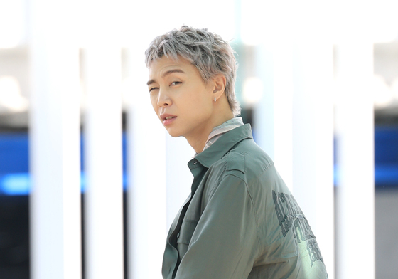 쟈니, 바쁜 스케줄에 아직 잠이 덜 깼어요
