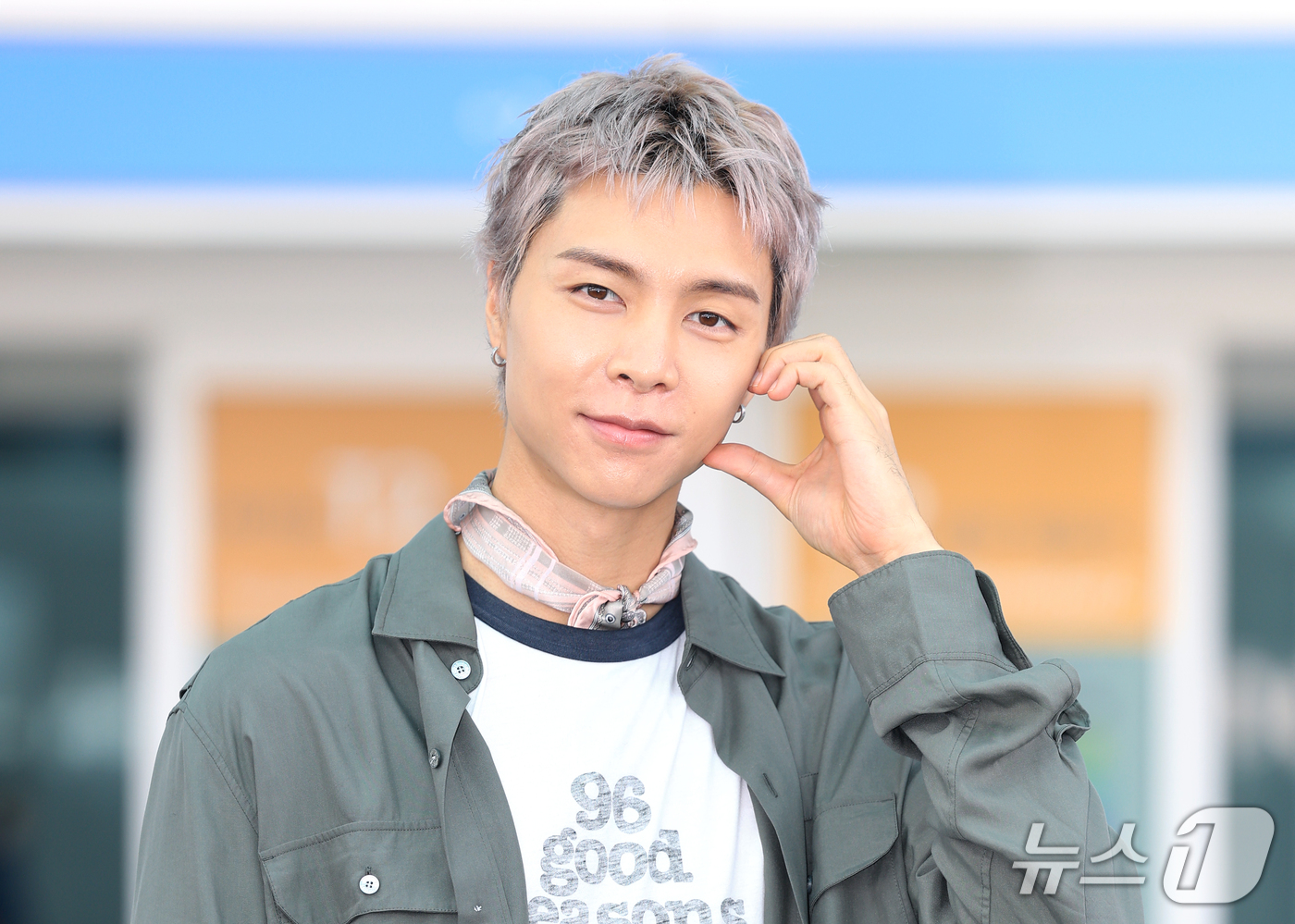 (인천공항=뉴스1) 권현진 기자 = NCT 쟈니가 해외 일정을 위해 28일 인천국제공항을 통해 프랑스 파리로 출국하기 전 인사를 하고 있다. 2026.9.28/뉴스1