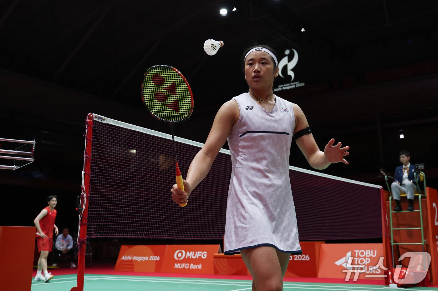 본문 이미지 - 대한민국 안세영이 28일 일본 이치노미야 시립체육관에서 열린 2026 아이치·나고야 아시안게임 배드민턴 여자 단식 준결승전에서 중국의 천위페이와 맞대결을 펼치고 있다. 2026.9.28 ⓒ 뉴스1 안은나 기자