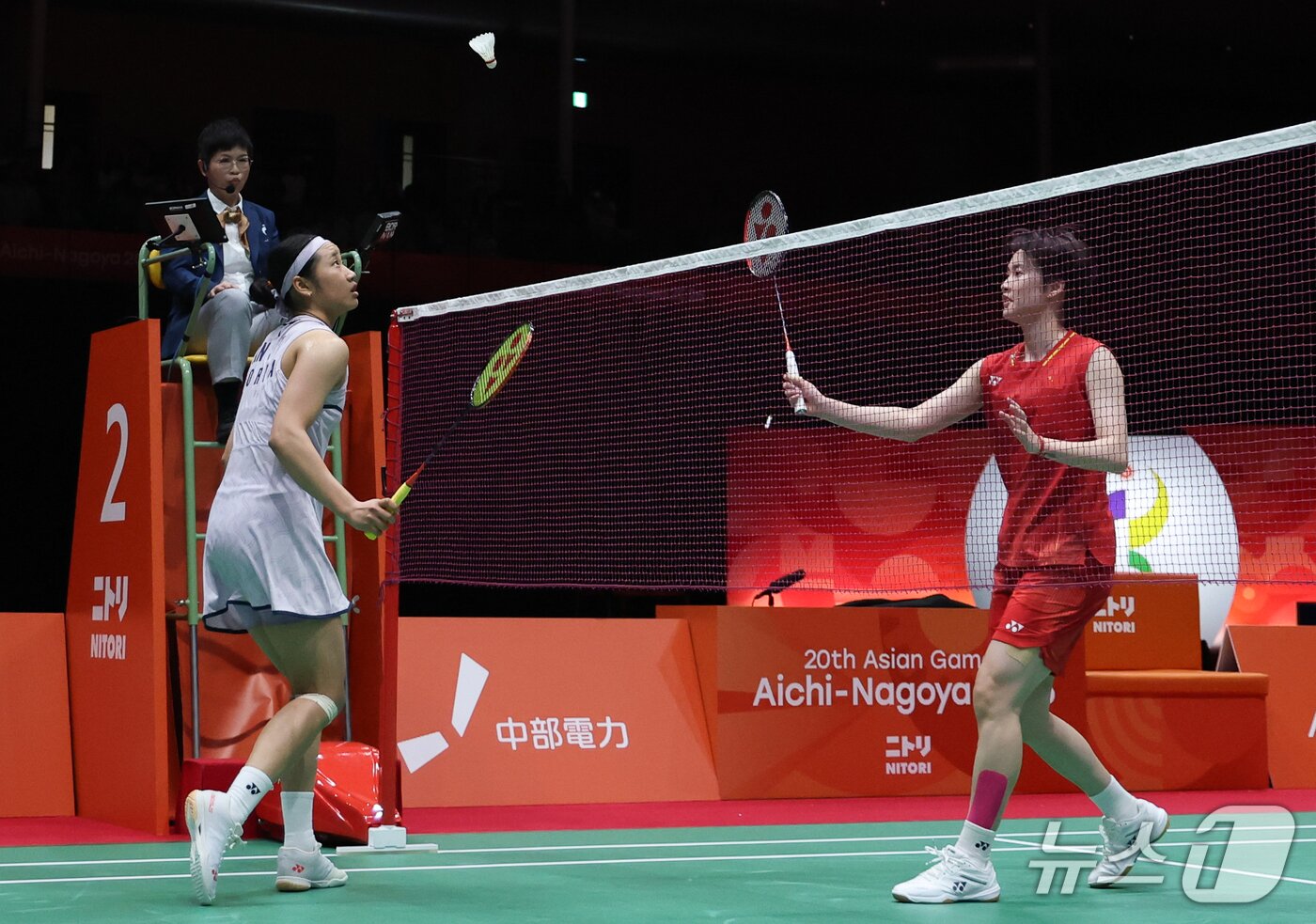 본문 이미지 - 대한민국 안세영이 28일 일본 이치노미야 시립체육관에서 열린 2026 아이치·나고야 아시안게임 배드민턴 여자 단식 준결승전에서 중국의 천위페이와 맞대결을 펼치고 있다. 2026.9.28 ⓒ 뉴스1 안은나 기자