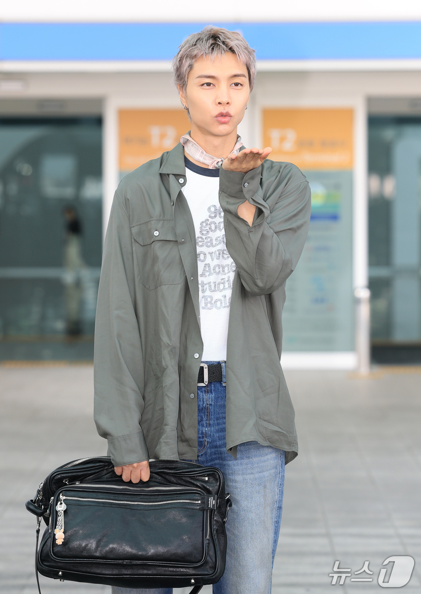 (인천공항=뉴스1) 권현진 기자 = NCT 쟈니가 해외 일정을 위해 28일 인천국제공항을 통해 프랑스 파리로 출국하기 전 인사를 하고 있다. 2026.9.28/뉴스1