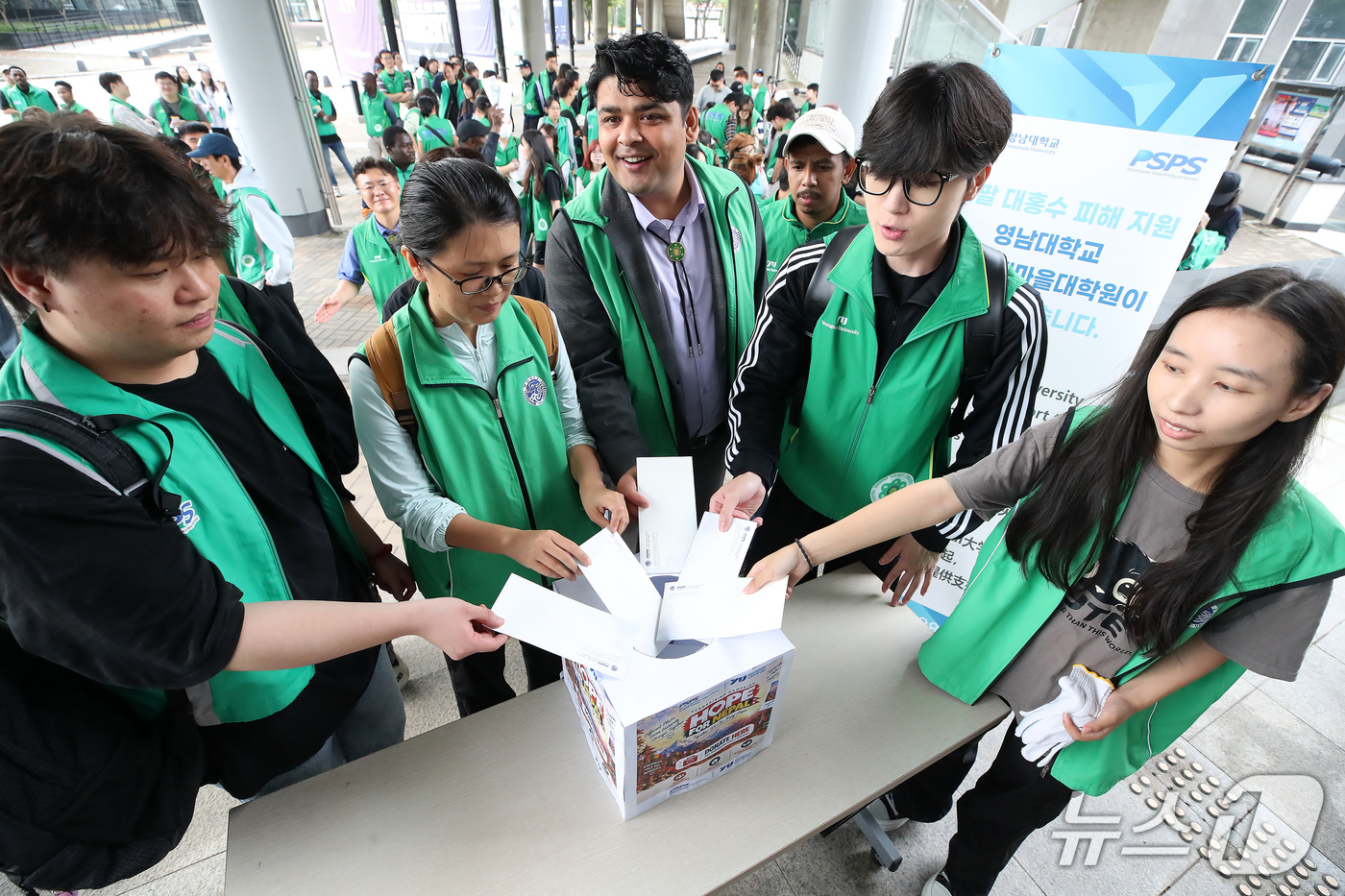 (경산=뉴스1) 공정식 기자 = 28일 영남대학교 박정희새마을대학원 외국인 유학생들이 '네팔 대홍수 피해 지원 성금 모금'에 동참하고 있다. 영남대는 네팔 대홍수 피해민을 돕기 위 …