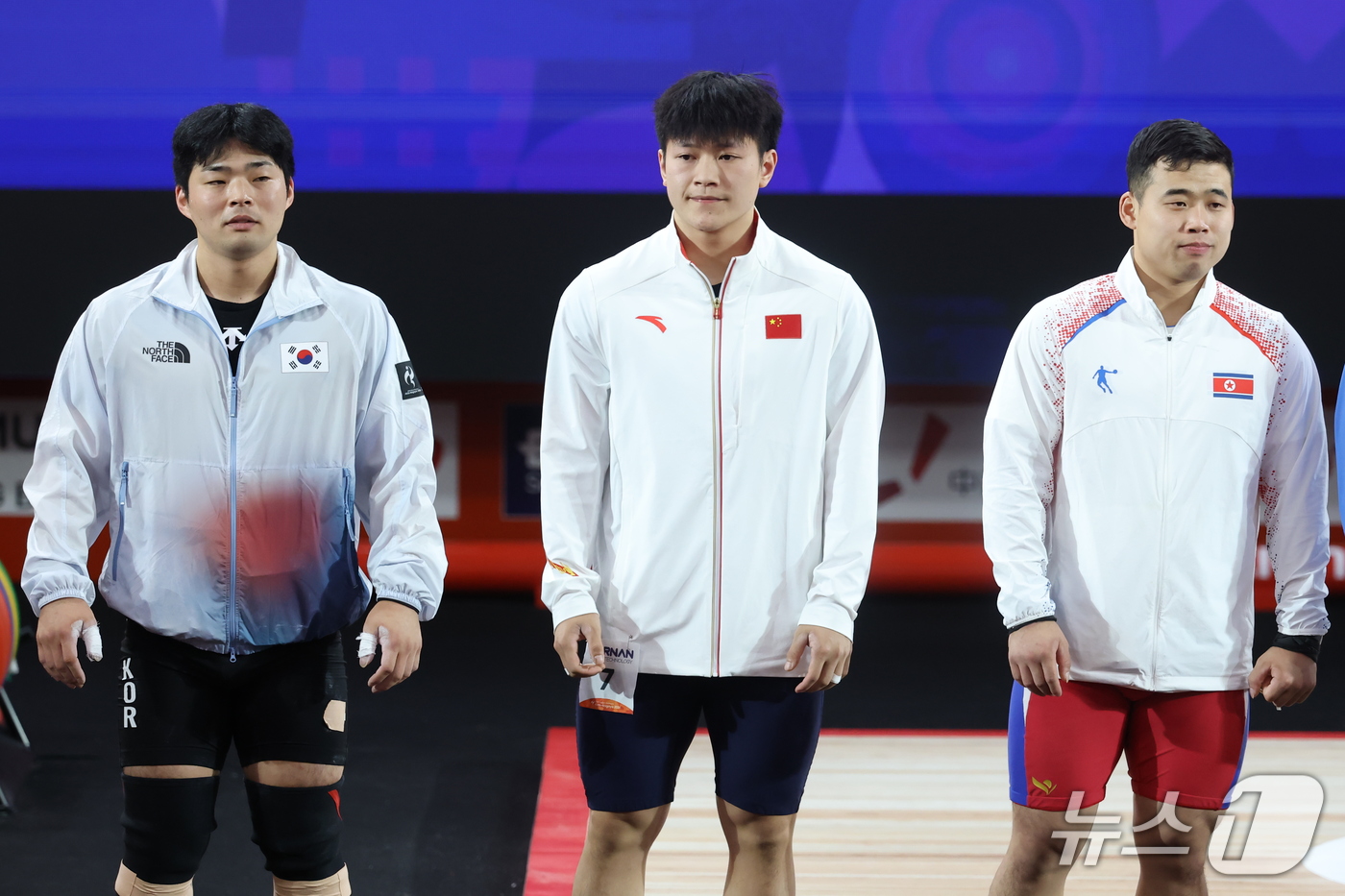 (나고야=뉴스1) 김민지 기자 = 김성민(왼쪽)이 28일 일본 아이치현 나고야 중소기업진흥회관에서 열린 2026 아이치·나고야 아시안게임 역도 남자 85kg 결승에서 북한 노광렬( …
