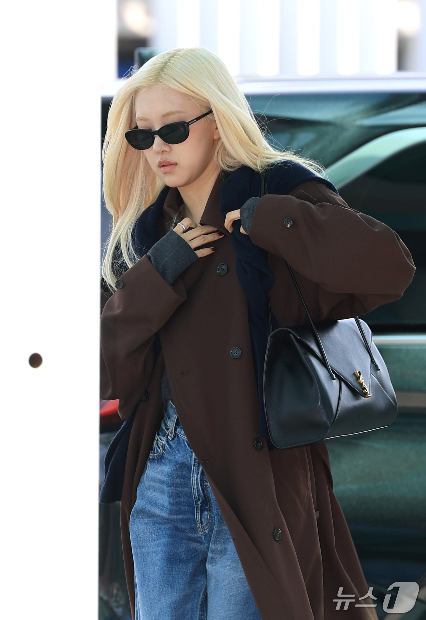 (인천공항=뉴스1) 권현진 기자 = 블랙핑크 로제가 해외 일정을 위해 28일 인천국제공항을 통해 프랑스 파리로 출국하고 있다. 2026.9.28/뉴스1