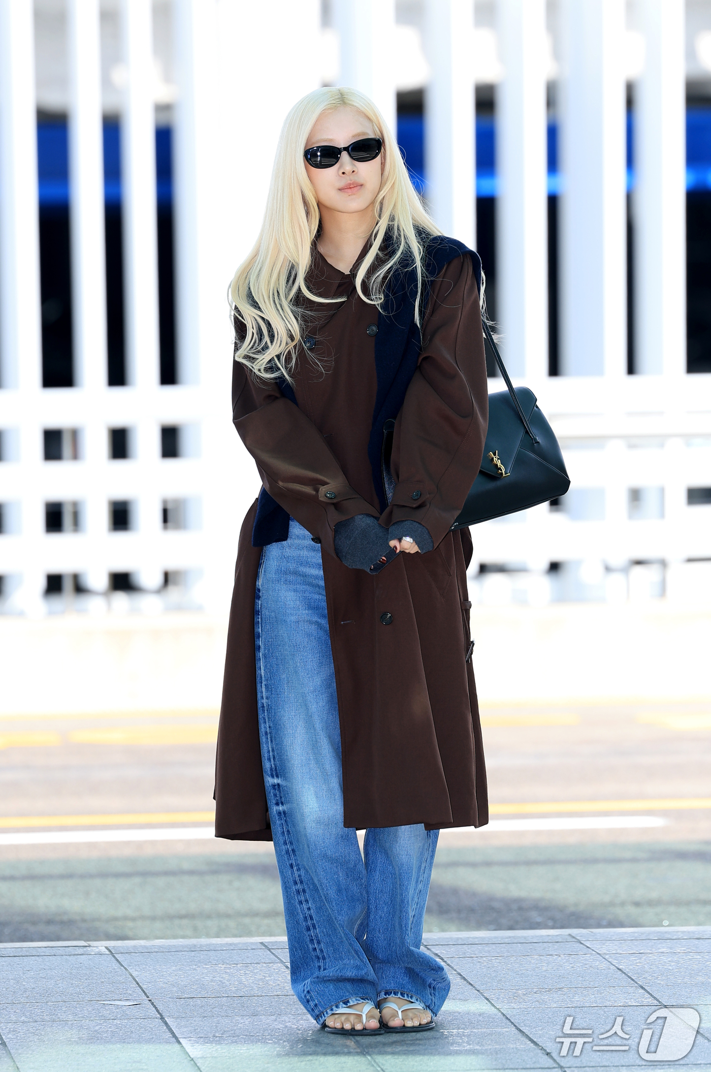 (인천공항=뉴스1) 권현진 기자 = 블랙핑크 로제가 해외 일정을 위해 28일 인천국제공항을 통해 프랑스 파리로 출국하기 전  포즈를 취하고 있다. 2026.9.28/뉴스1