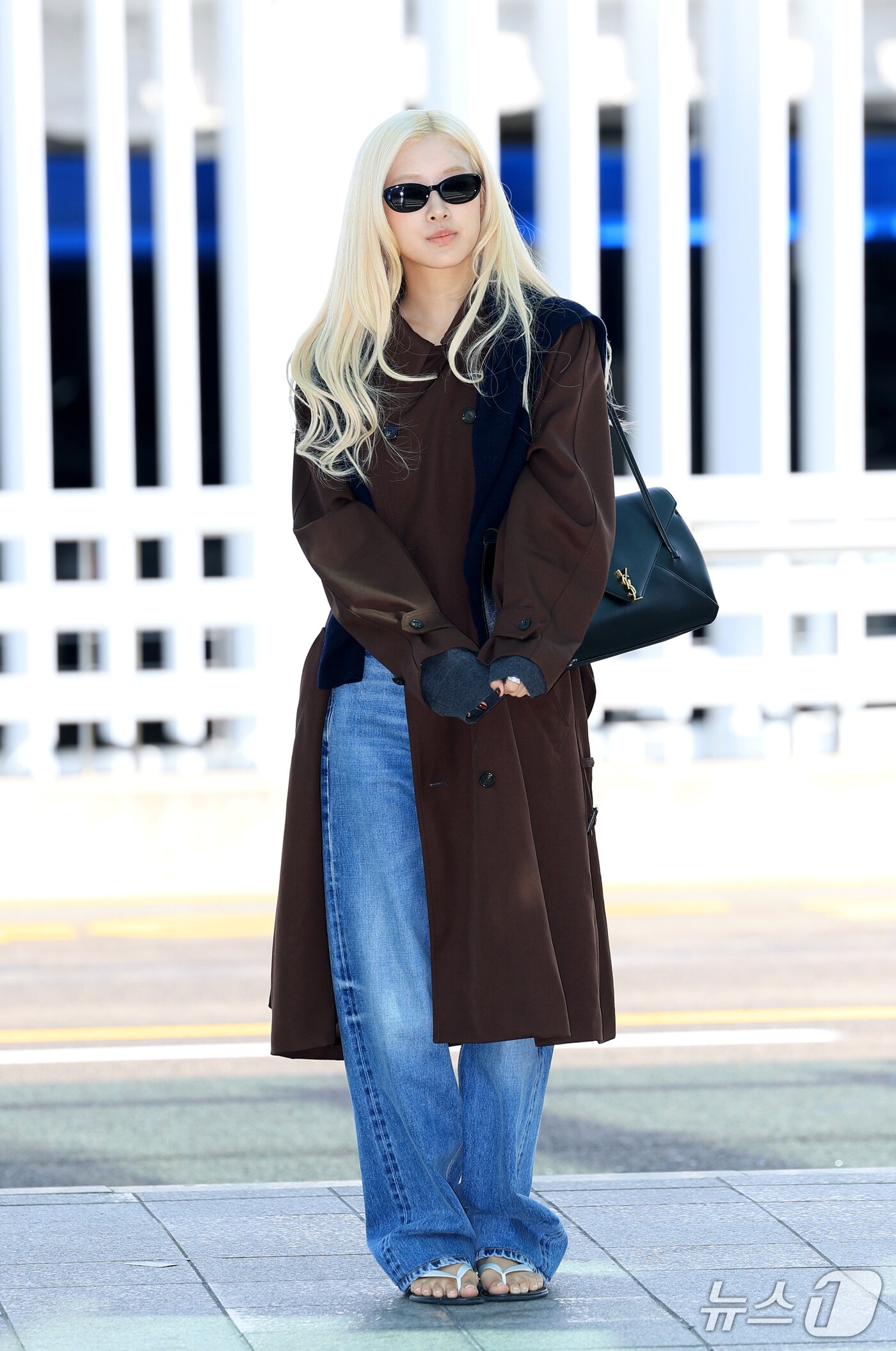본문 이미지 - 블랙핑크 로제가 해외 일정을 위해 28일 인천국제공항을 통해 프랑스 파리로 출국하기 전 포즈를 취하고 있다. ⓒ 뉴스1 권현진 기자
