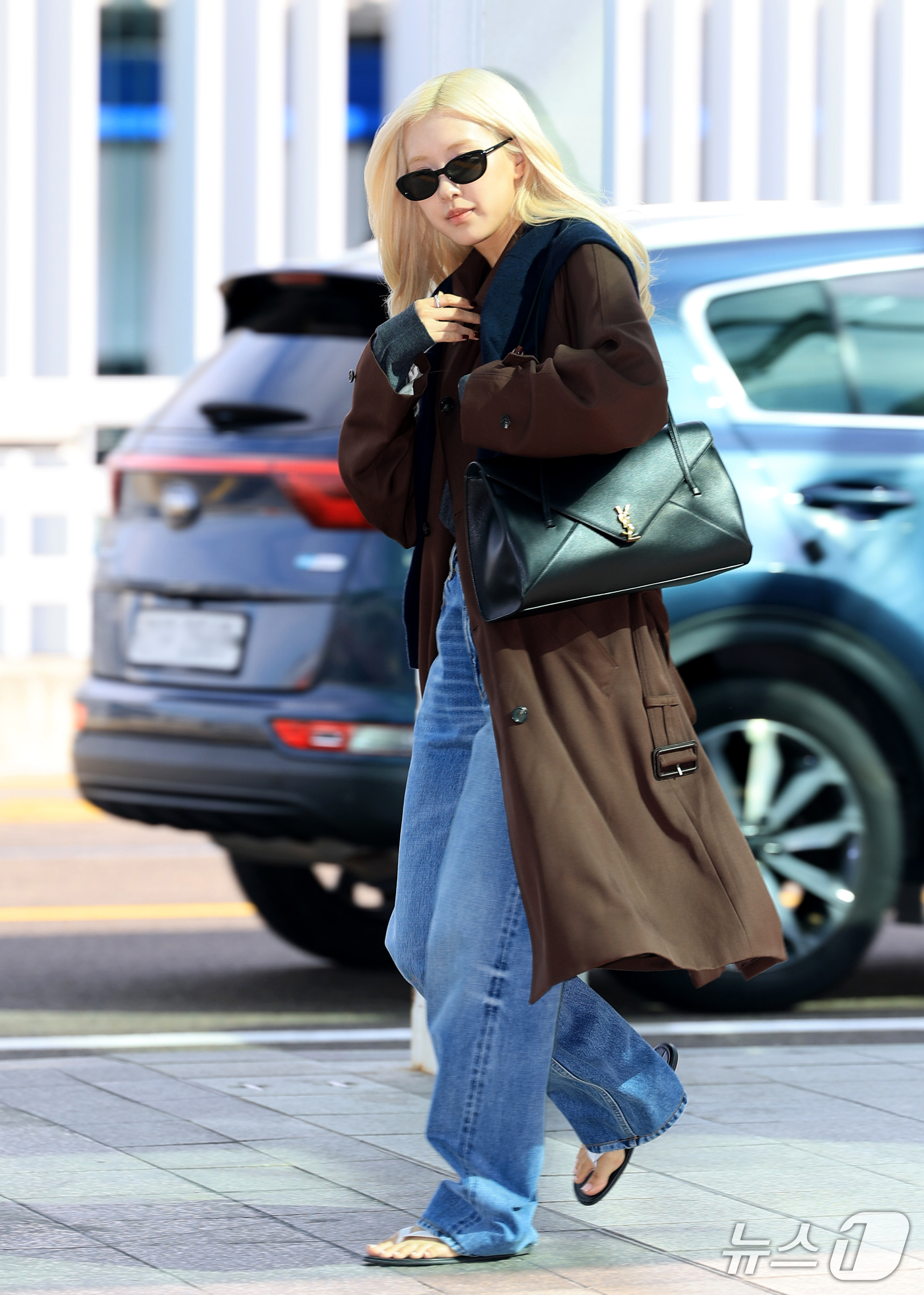 (인천공항=뉴스1) 권현진 기자 = 블랙핑크 로제가 해외 일정을 위해 28일 인천국제공항을 통해 프랑스 파리로 출국하고 있다. 2026.9.28/뉴스1