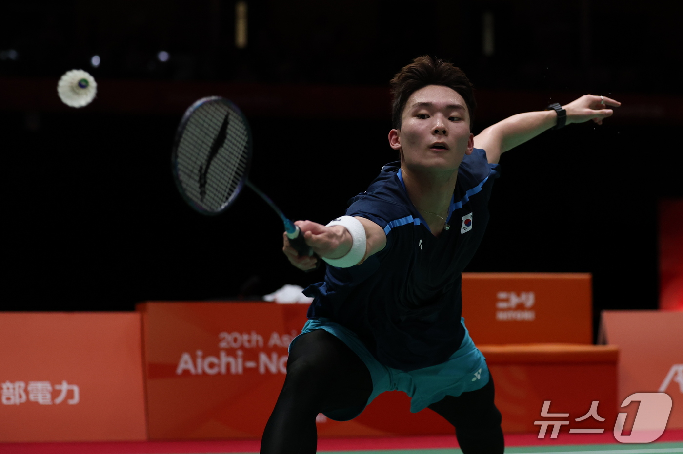 (이치노미야=뉴스1) 안은나 기자 = 대한민국 유태빈이 28일 일본 이치노미야 시립체육관에서 열린 2026 아이치·나고야 아시안게임 배드민턴 남자 단식 준결승전에서 싱가포르의 락향 …
