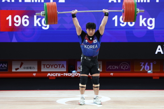세번 도전 끝에 196kg 바벨 들어올린 김성민