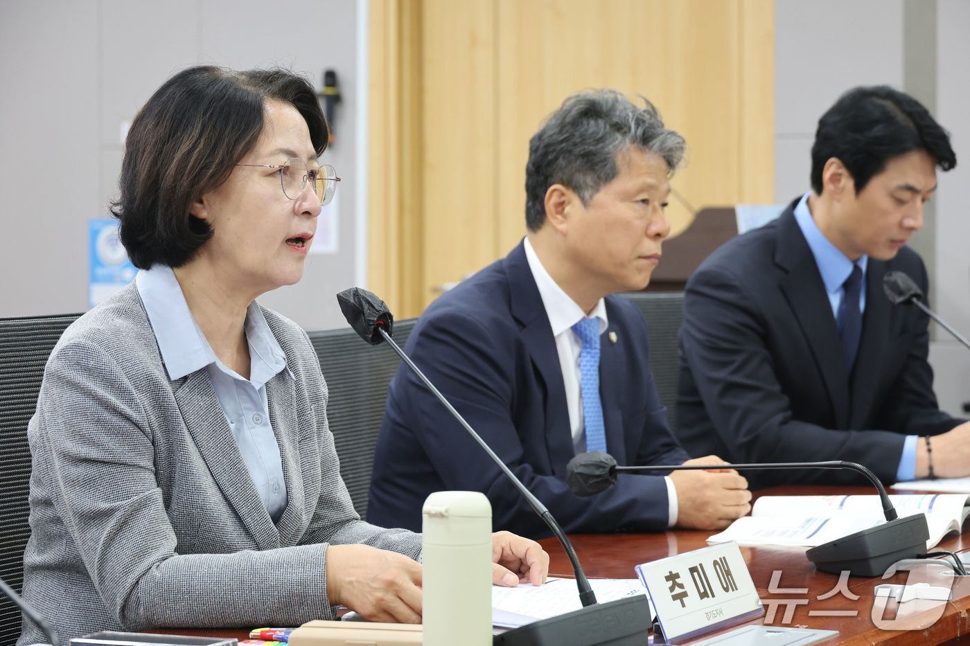 (서울=뉴스1) 신웅수 기자 = 추미애 경기도지사가 28일 서울 여의도 국회 의원회관에서 열린 3기 신도시 자족강화와 신속추진을 위한 제도개선 과제 토론회에서 발언하고 있다. 20 …