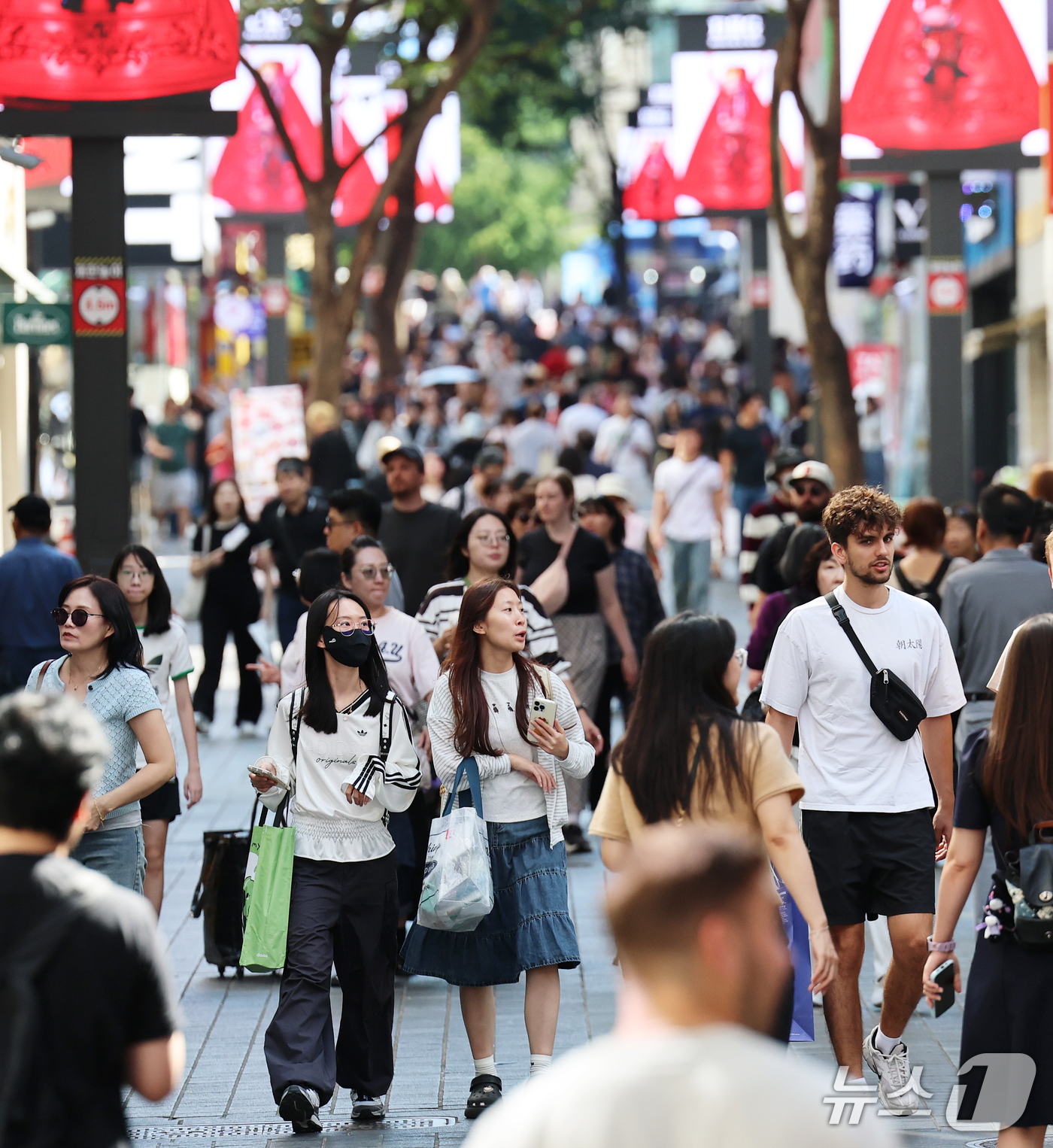 (서울=뉴스1) 오대일 기자 = 28일 오후 서울 중구 명동거리를 찾은 외국인관광객들이 쇼핑백을 들고 이동하고 있다. 이날 문화체육관광부와 한국관광공사는 올해 1∼8월 한국을 찾은 …
