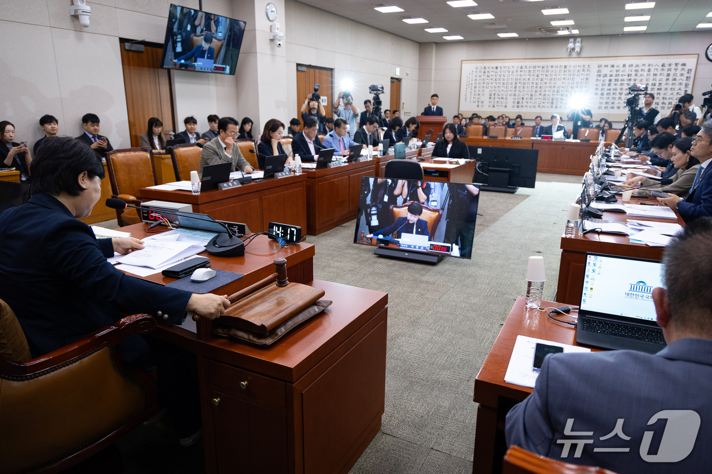 (서울=뉴스1) 유승관 기자 = 서영교 국회 법제사법위원장이 28일 서울 여의도 국회에서 열린 제439회 국회(정기회) 법제사법위원회 제8차 전체회의에서 의사봉을 두드리고 있다. …