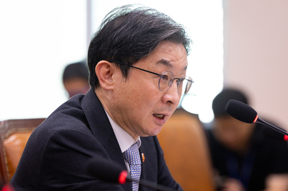 답변하는 이억원 금융위원장