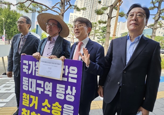 '박정희 동상 철거 반대' 3만명 탄원서 대구지법 제출…내달 1일 1심