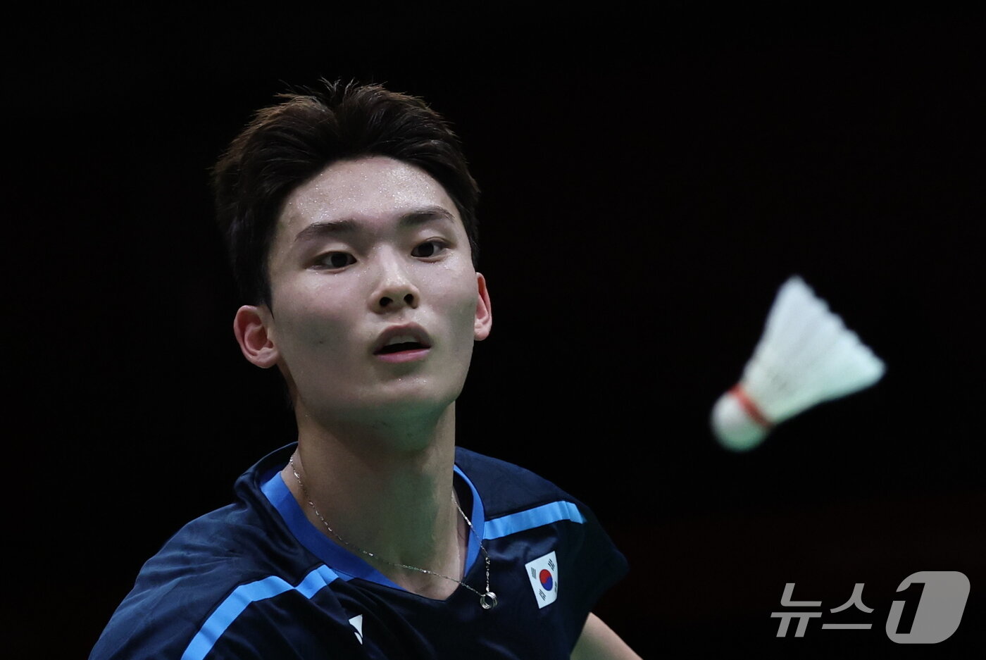 본문 이미지 - 대한민국 유태빈이 28일 일본 이치노미야 시립체육관에서 열린 2026 아이치·나고야 아시안게임 배드민턴 남자 단식 준결승전에서 싱가포르의 락향유와 맞대결을 펼치고 있다. 2026.9.28 ⓒ 뉴스1 안은나 기자