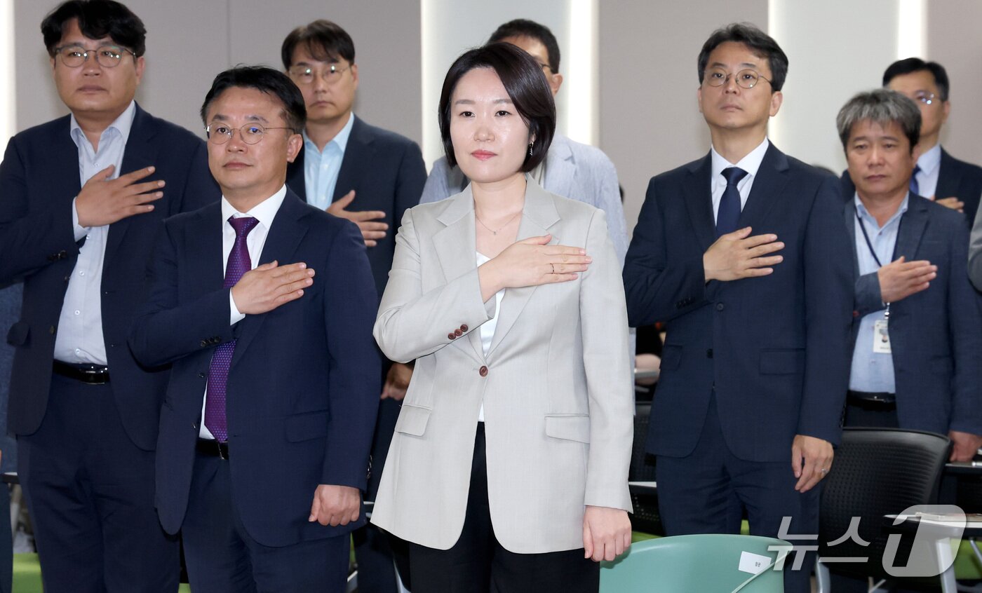 본문 이미지 - 이소영 중소벤처기업부 장관이 28일 세종시 정부세종청사에서 열린 취임식에 참석하여 국민의례를 하고 있다. 2026.9.28 ⓒ 뉴스1 김기남 기자