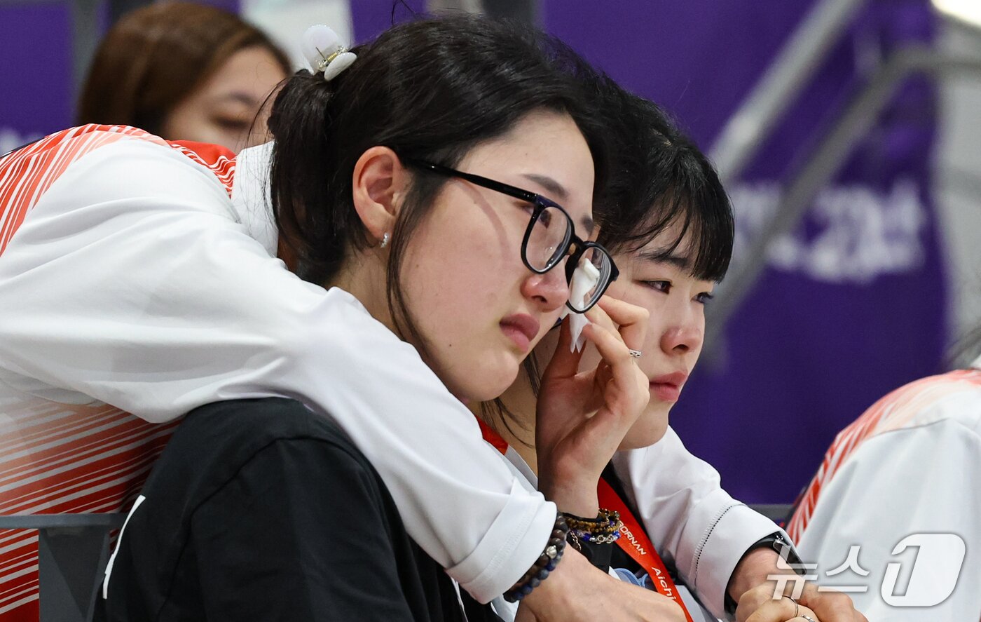 본문 이미지 - 대한민국 양지인과 오예진이 28일 일본 도요타시 아이치현 종합사격장에서 열린 2026 아이치·나고야 아시안게임 사격 여자 25m 권총 예선에서 탈락해 아쉬워하고 있다. 2026.9.28 ⓒ 뉴스1 김도우 기자