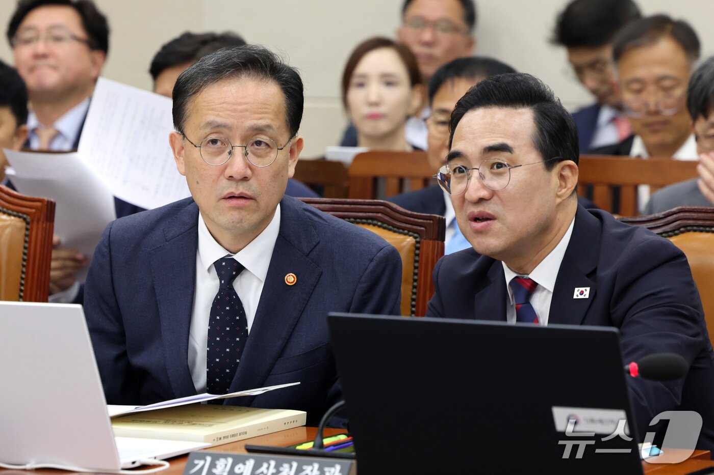 본문 이미지 - 이형일 경제부총리 겸 재정경제부 장관과 박홍근 기획예산처 장관이 지난달 28일 오후 서울 여의도 국회에서 열린 재정경제기획위원회 전체회의에서 대화를 나누고 있다. 2026.9.28 ⓒ 뉴스1 황기선 기자