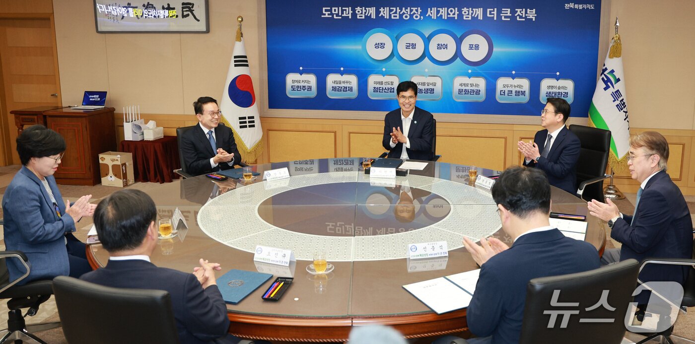 본문 이미지 -  28일 전북도청에서 '국립의학전문대학원 설립·운영 지원을 위한 업무협약'이 체결된 가운데 이원택 도지사와 양충모 남원시장, 전북대·원광대병원장, 남원의료원장 등이 이야기를 나누고 있다.(전북도 제공. 재판매 및 DB 금지)/뉴스1 