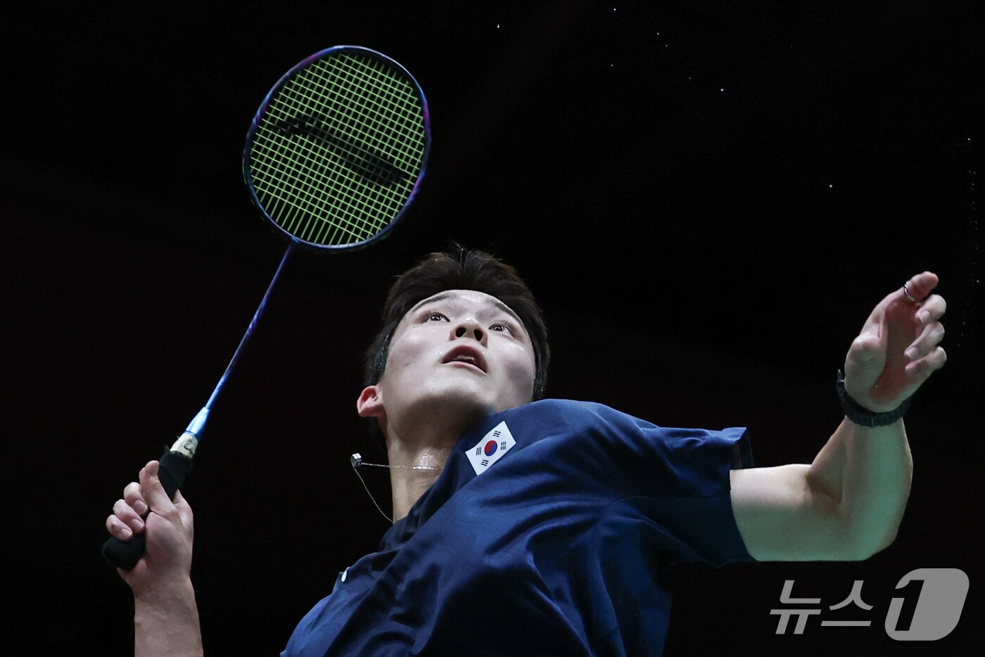 본문 이미지 - 대한민국 유태빈이 28일 일본 이치노미야 시립체육관에서 열린 2026 아이치·나고야 아시안게임 배드민턴 남자 단식 준결승전에서 싱가포르의 락향유와 맞대결을 펼치고 있다. 2026.9.28 ⓒ 뉴스1 안은나 기자