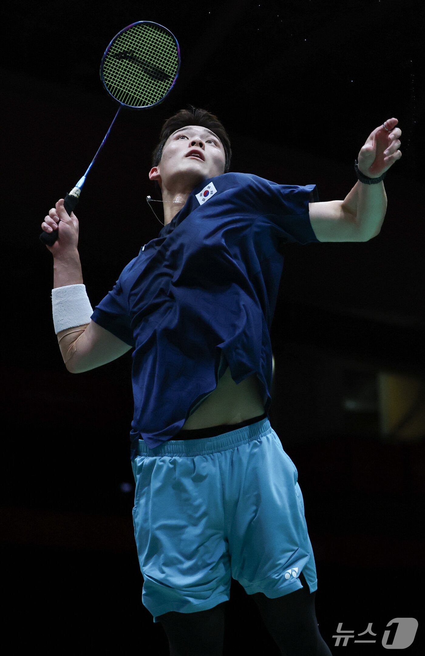 본문 이미지 - 대한민국 유태빈이 28일 일본 이치노미야 시립체육관에서 열린 2026 아이치·나고야 아시안게임 배드민턴 남자 단식 준결승전에서 싱가포르의 락향유와 맞대결을 펼치고 있다. 2026.9.28 ⓒ 뉴스1 안은나 기자