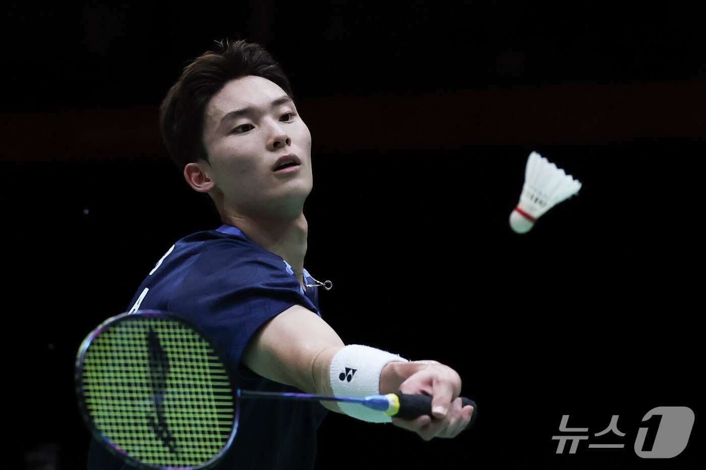 본문 이미지 - 대한민국 유태빈이 28일 일본 이치노미야 시립체육관에서 열린 2026 아이치·나고야 아시안게임 배드민턴 남자 단식 준결승전에서 싱가포르의 락향유와 맞대결을 펼치고 있다. 2026.9.28 ⓒ 뉴스1 안은나 기자