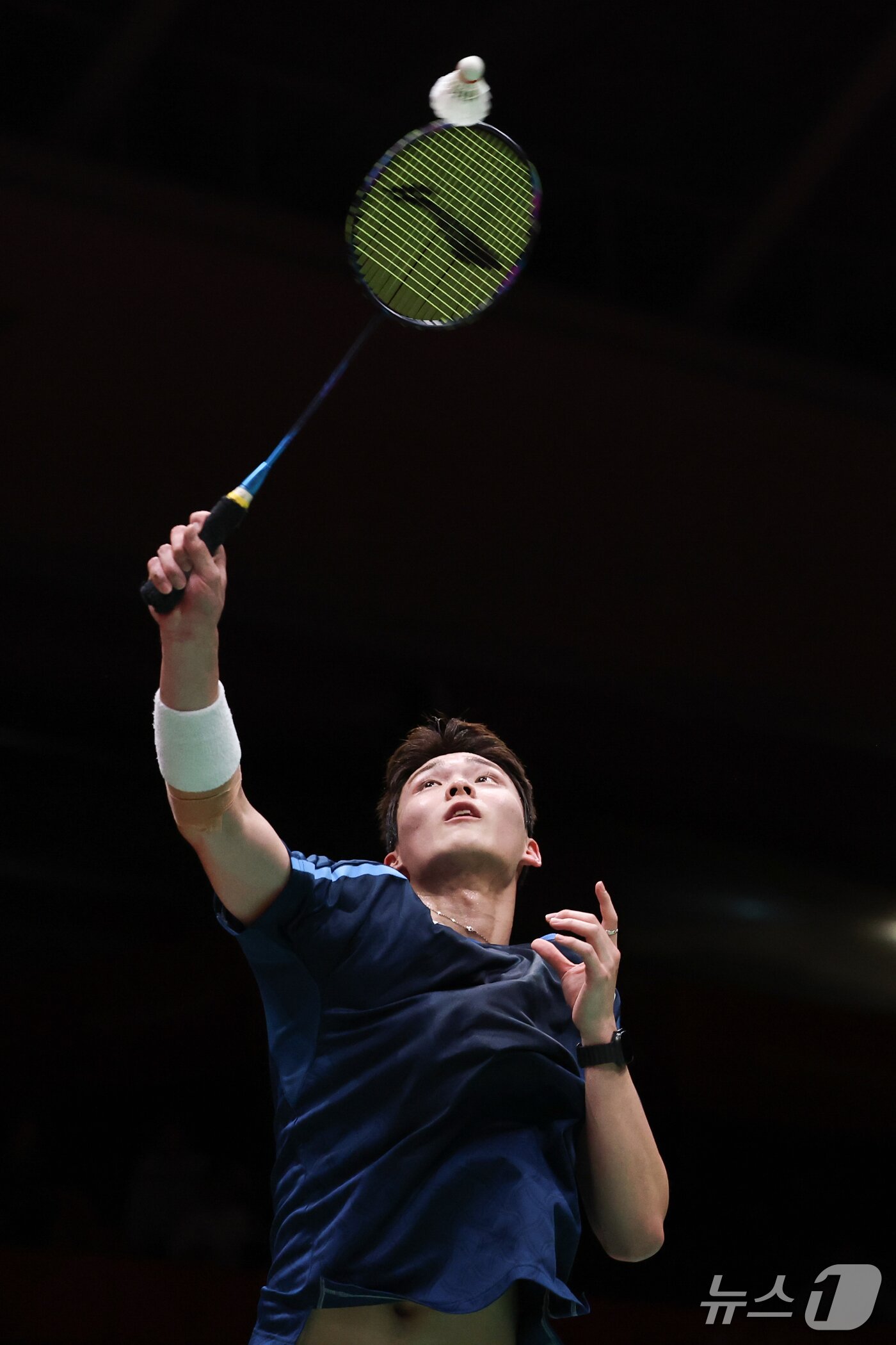 본문 이미지 - 대한민국 유태빈이 28일 일본 이치노미야 시립체육관에서 열린 2026 아이치·나고야 아시안게임 배드민턴 남자 단식 준결승전에서 싱가포르의 락향유와 맞대결을 펼치고 있다. 2026.9.28 ⓒ 뉴스1 안은나 기자