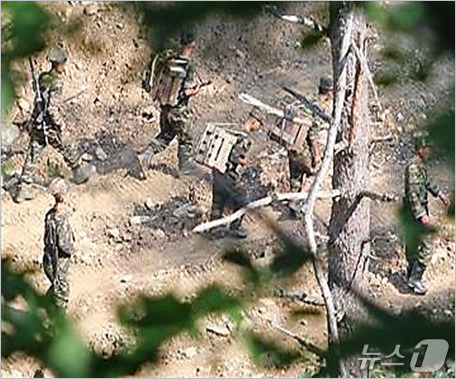 (서울=뉴스1) = 합동참모본부(합참)는 지난 21일 서부전선 비무장지대(DMZ) 지뢰 폭발 추정 사고가 일어났을 당시 북한군이 제작한 목함지뢰와 유사한 형상의 지뢰를 봤다는 수색 …