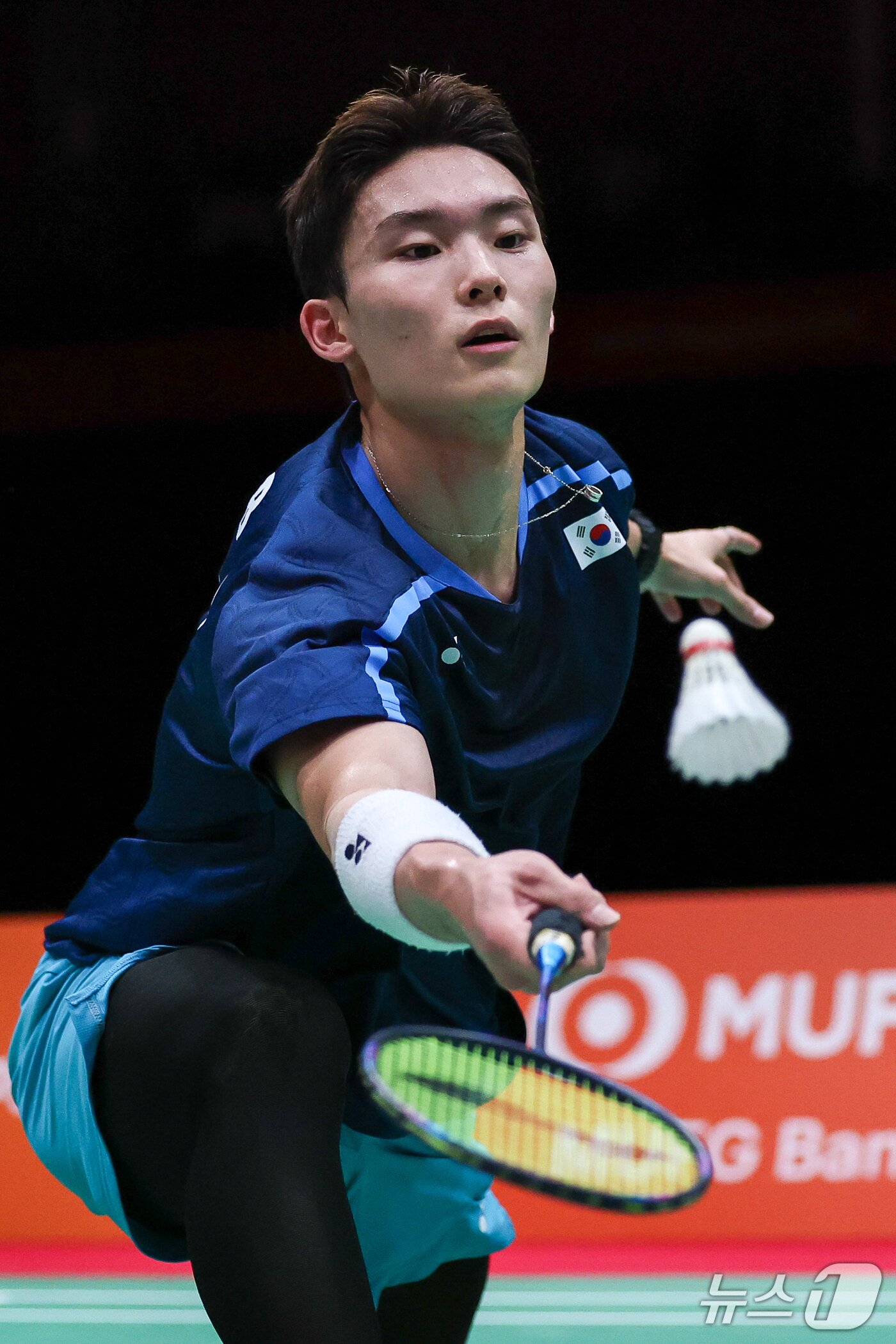 본문 이미지 - 대한민국 유태빈이 28일 일본 이치노미야 시립체육관에서 열린 2026 아이치·나고야 아시안게임 배드민턴 남자 단식 준결승전에서 싱가포르의 락향유와 맞대결을 펼치고 있다. ⓒ 뉴스1 안은나 기자