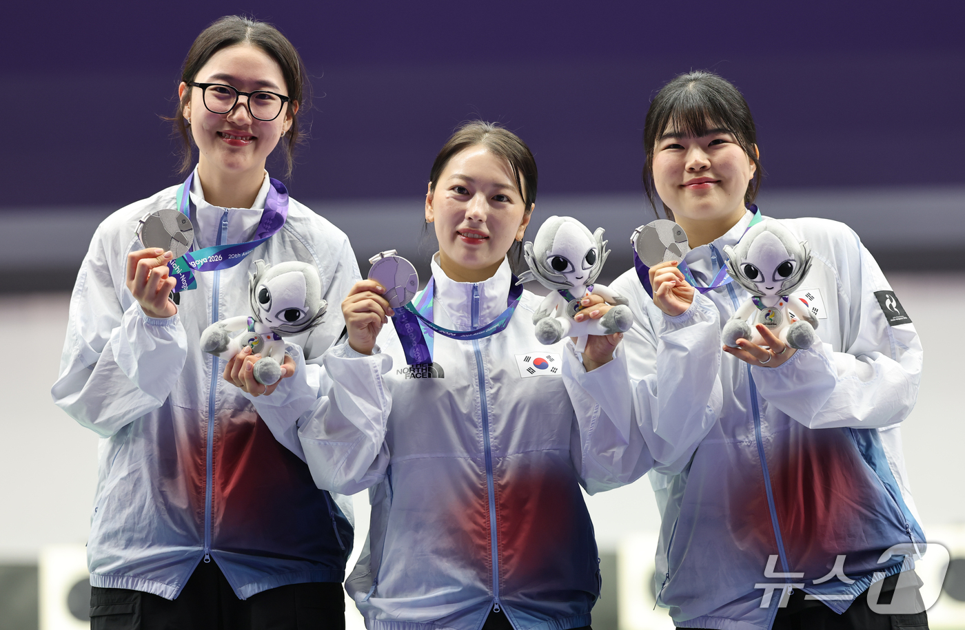 (도요타=뉴스1) 김도우 기자 = 대한민국 양지인(왼쪽부터), 봉서린, 오예진이 28일 일본 도요타시 아이치현 종합사격장에서 열린 2026 아이치·나고야 아시안게임 사격 여자 25 …