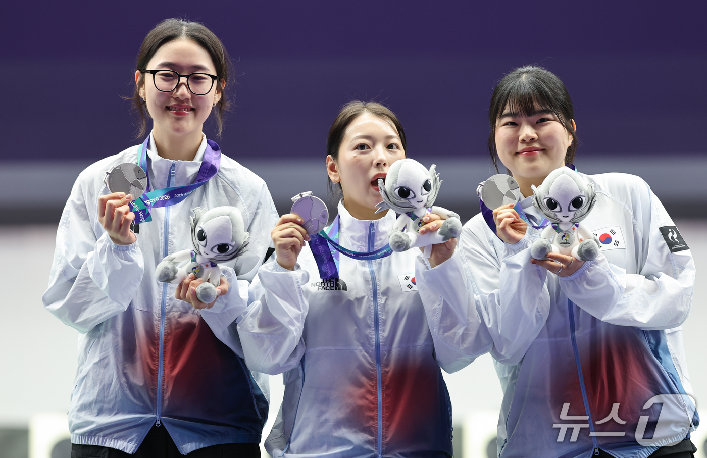 (도요타=뉴스1) 김도우 기자 = 대한민국 양지인(왼쪽부터), 봉서린, 오예진이 28일 일본 도요타시 아이치현 종합사격장에서 열린 2026 아이치·나고야 아시안게임 사격 여자 25 …
