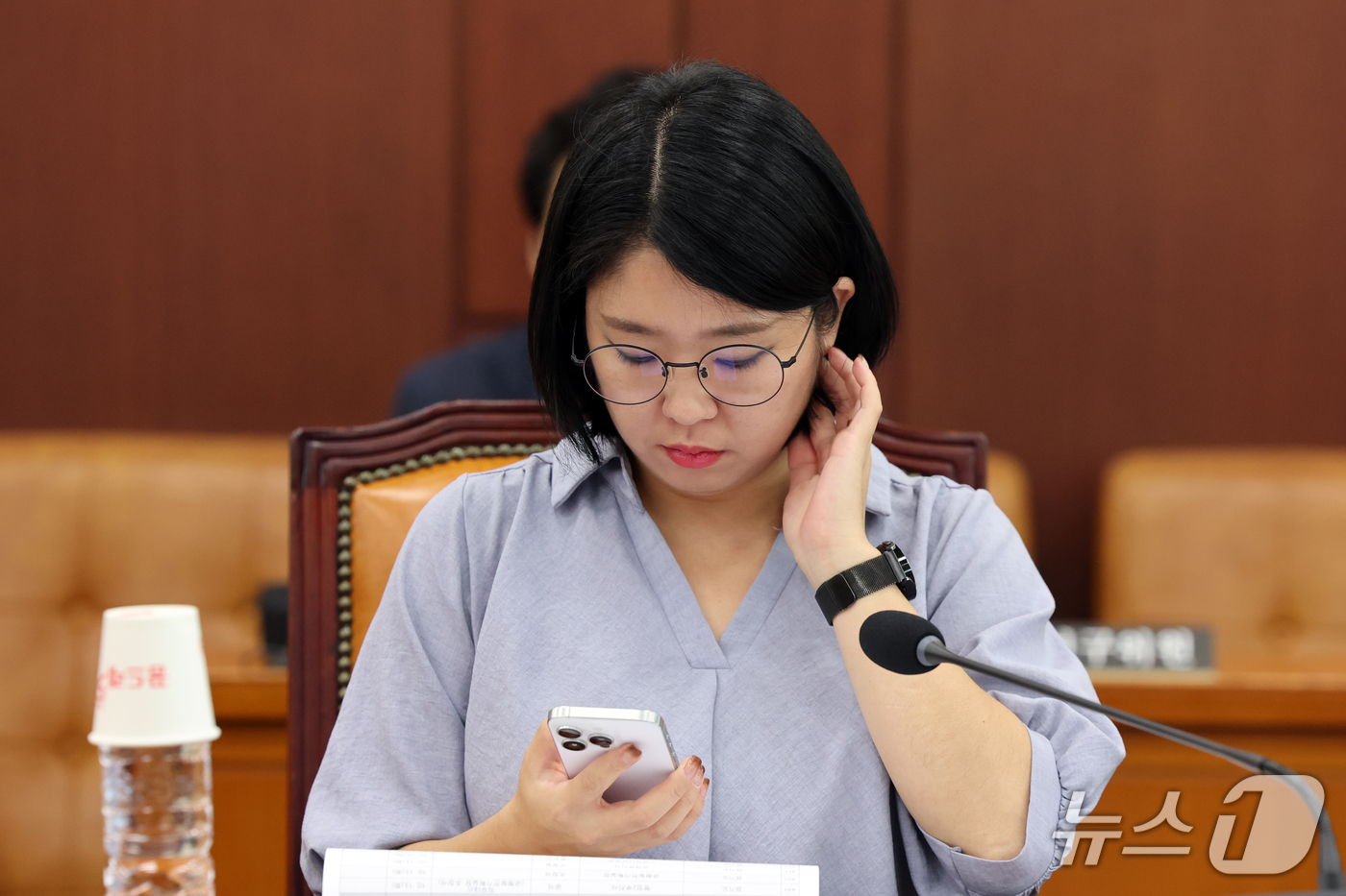 (서울=뉴스1) 황기선 기자 = 용혜인 기본소득당 의원이 28일 오후 서울 여의도 국회에서 열린 행정안전위원회 전체회의에 자리하고 있다.    2026.9.28/뉴스1
