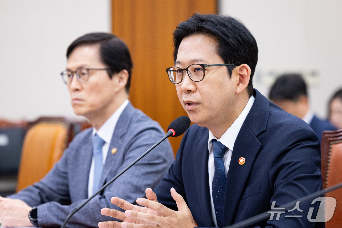 (서울=뉴스1) 유승관 기자 = 배경훈 부총리 겸 과학기술정보통신부 장관이 28일 서울 여의도 국회에서 열린 제439회 국회(정기회) 법제사법위원회 제8차 전체회의에 출석해 의원 …