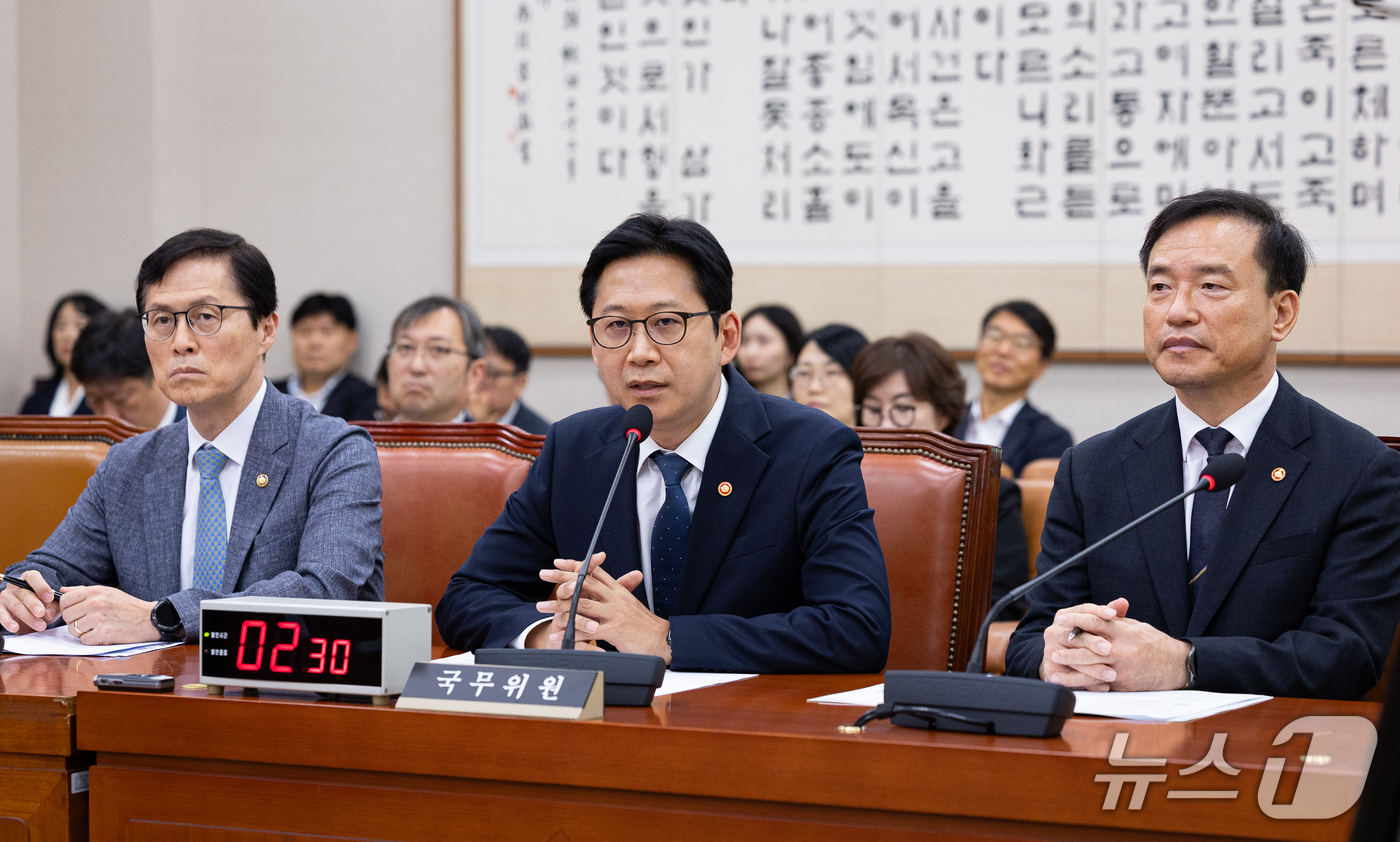 (서울=뉴스1) 유승관 기자 = 배경훈 부총리 겸 과학기술정보통신부 장관이 28일 서울 여의도 국회에서 열린 제439회 국회(정기회) 법제사법위원회 제8차 전체회의에 출석해 의원 …