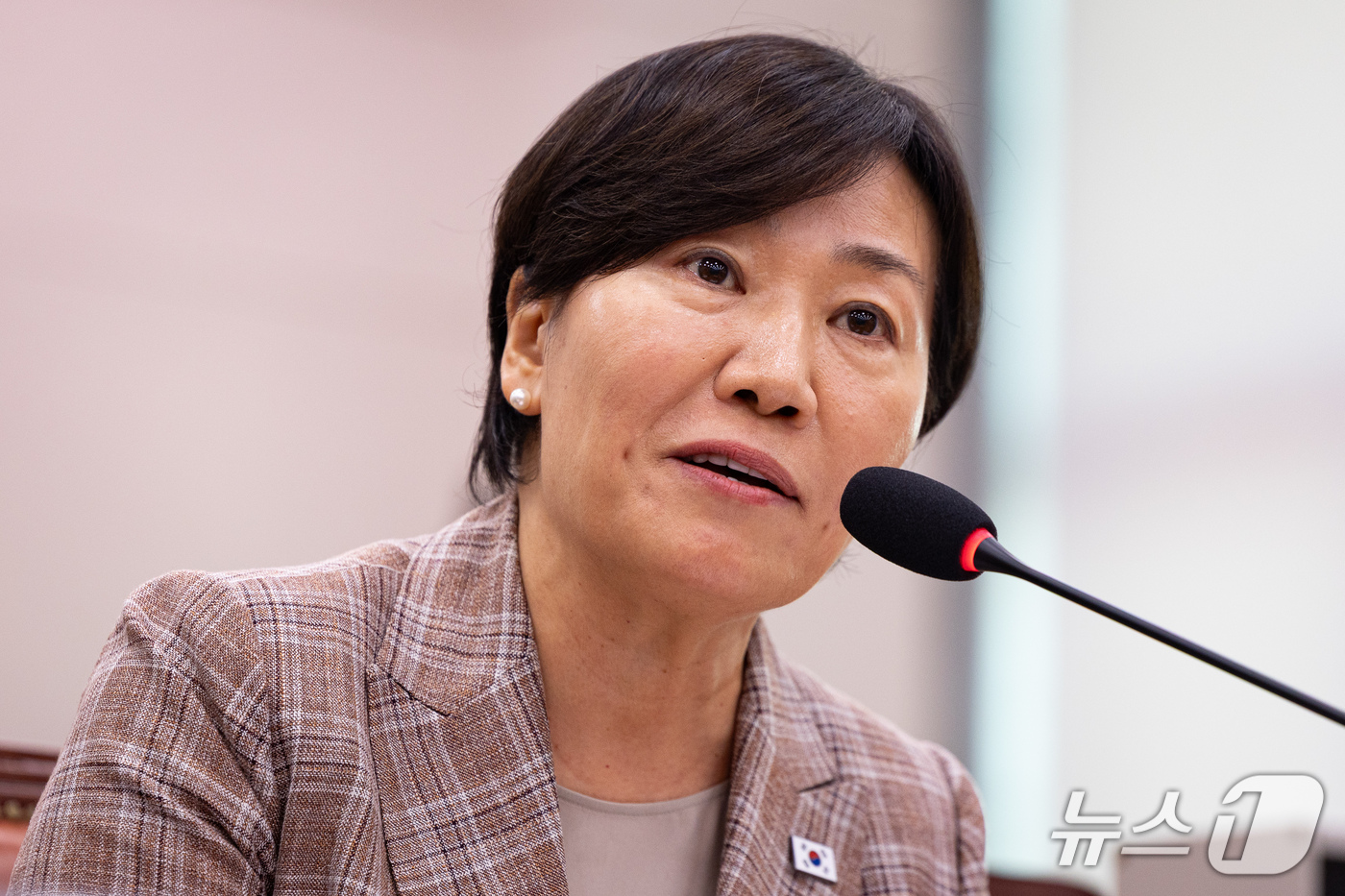 (서울=뉴스1) 유승관 기자 = 송미령 농림축산식품부 장관이 28일 서울 여의도 국회에서 열린 제439회 국회(정기회) 법제사법위원회 제8차 전체회의에 출석해 의원 질의에 답하고 …