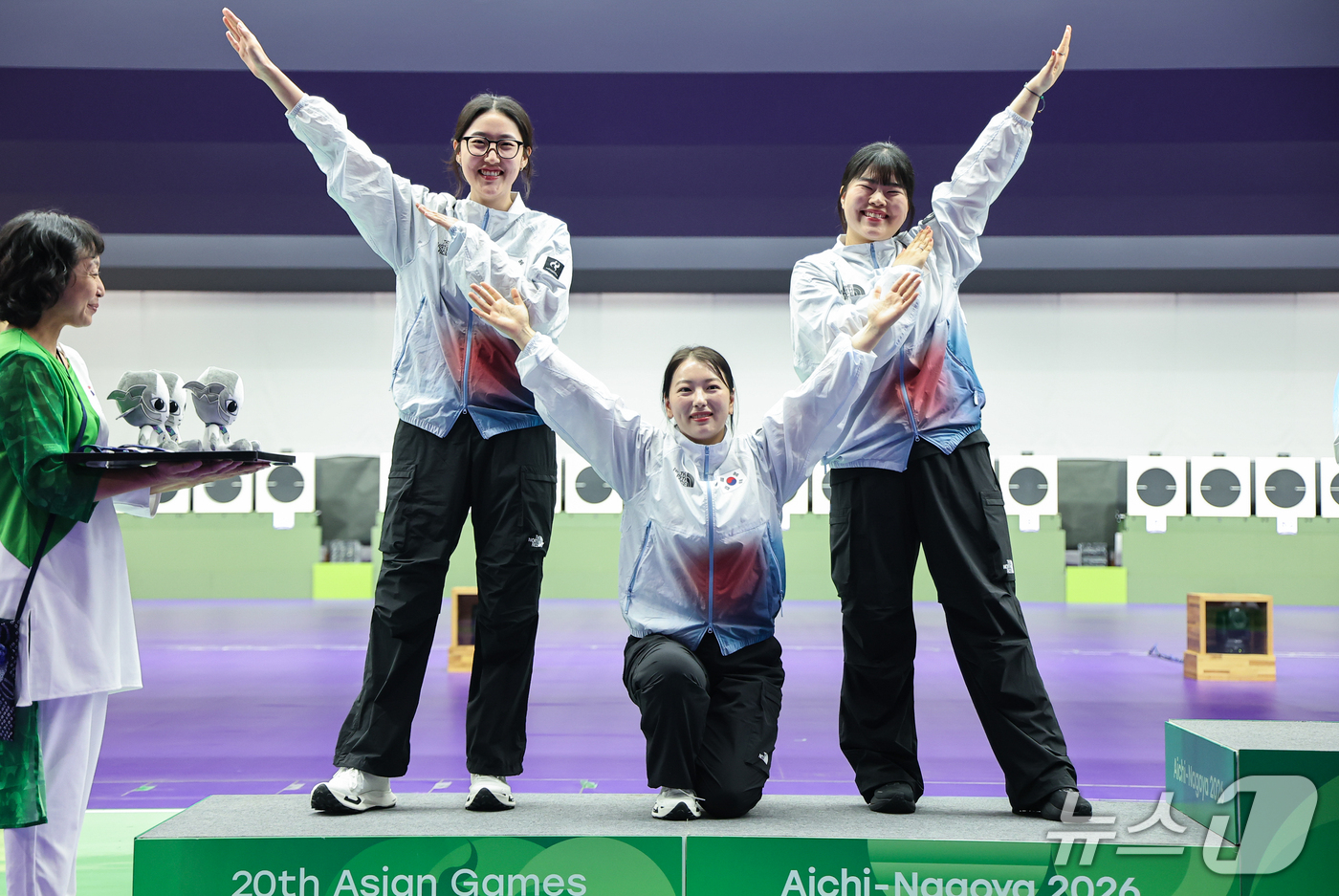 (도요타=뉴스1) 김도우 기자 = 대한민국 양지인(왼쪽부터), 봉서린, 오예진이 28일 일본 도요타시 아이치현 종합사격장에서 열린 2026 아이치·나고야 아시안게임 사격 여자 25 …