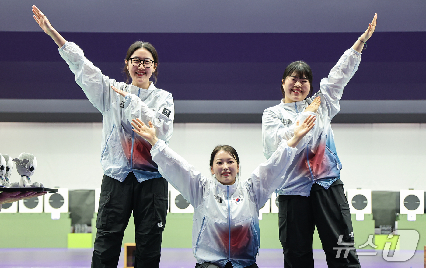 (도요타=뉴스1) 김도우 기자 = 대한민국 양지인(왼쪽부터), 봉서린, 오예진이 28일 일본 도요타시 아이치현 종합사격장에서 열린 2026 아이치·나고야 아시안게임 사격 여자 25 …