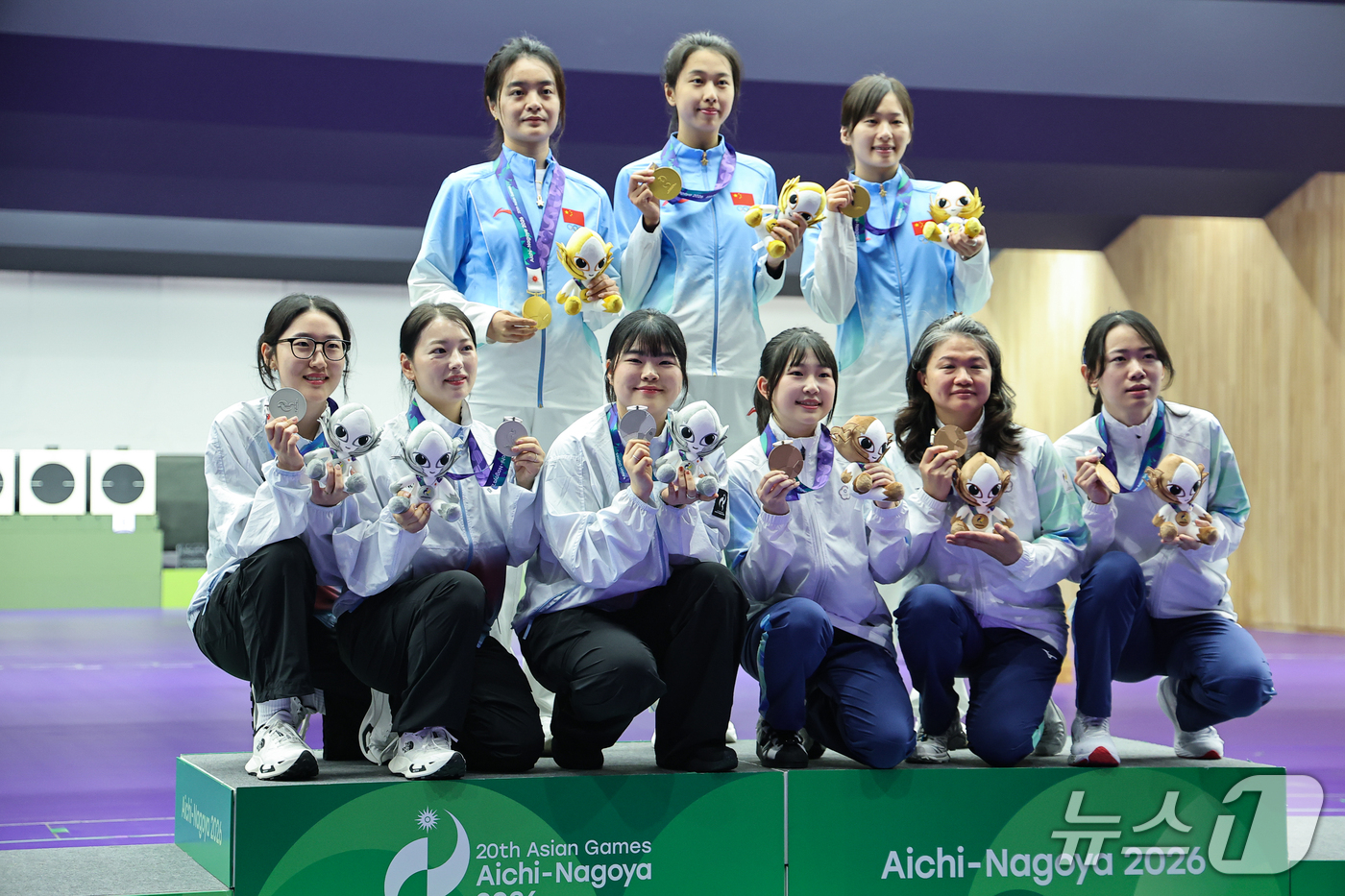 (도요타=뉴스1) 김도우 기자 = 대한민국 양지인(아랫줄 왼쪽부터), 봉서린, 오예진이 28일 일본 도요타시 아이치현 종합사격장에서 열린 2026 아이치·나고야 아시안게임 사격 여 …