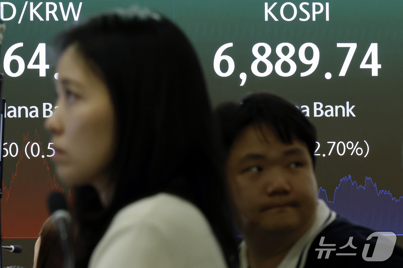(서울=뉴스1) 박정호 기자 = 28일 오후 서울시 중구 하나은행 본점 딜링룸 전광판에 코스피 등 종가가 표시되고 있다.이날 코스피는 전 거래일 대비 191.18p(2.70%) 내 …