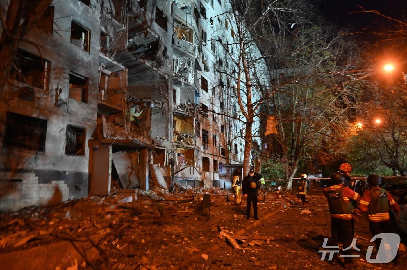 (하르키우 AFP=뉴스1) 김범수 기자 = 28일(현지시간) 구조대원들이 러시아 공습으로 피해를 본 하르키우 주거 건물에서 구조 작업을 수행하고 있다. 구조대에 따르면 현재까지 지 …