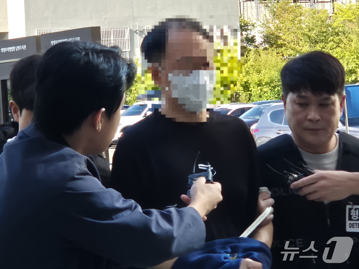 (남양주=뉴스1) 양희문 기자 = 경기 남양주시 한 별장에서 70대 여성을 흉기로 찔러 살해한 혐의를 받는 50대 수행기사가 28일 구속 전 피의자 심문(영장실질심사)을 받기 위해 …